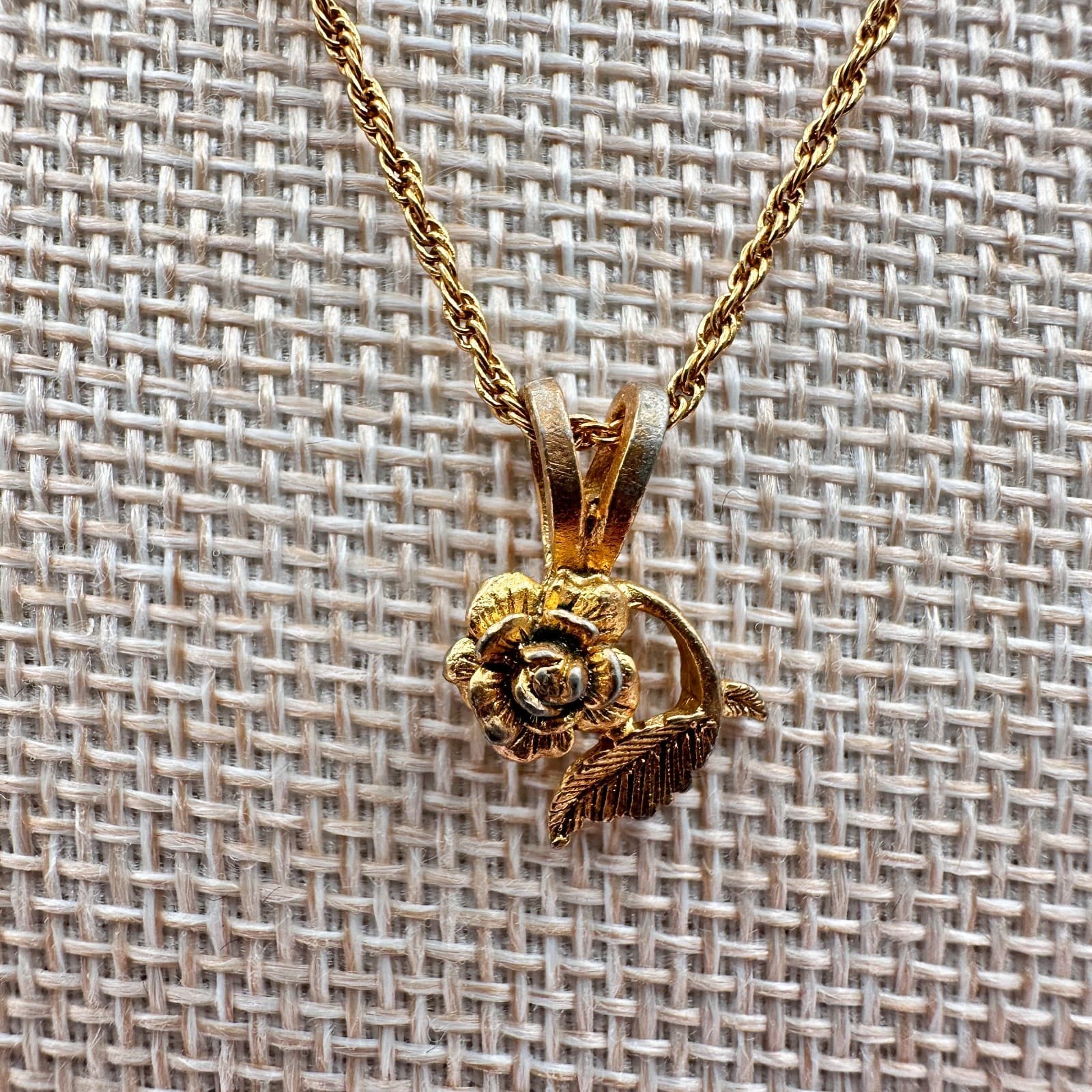 Vintage 90s Gold Tone Rope Chain Rose Pendant Necklace Women's Classic Jewelry