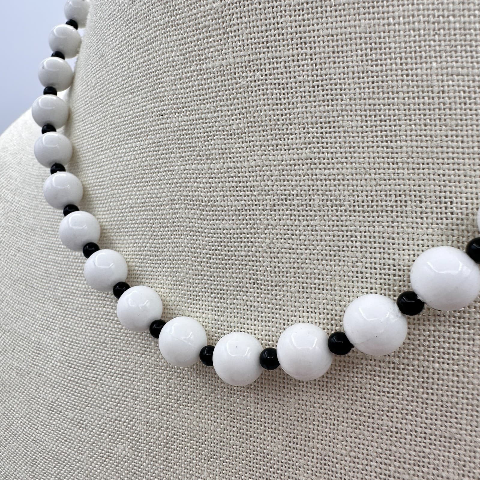 Vintage Y2K Round White Black Beaded Necklace Minimalist Women's Classic Jewelry - Thumbnail 5