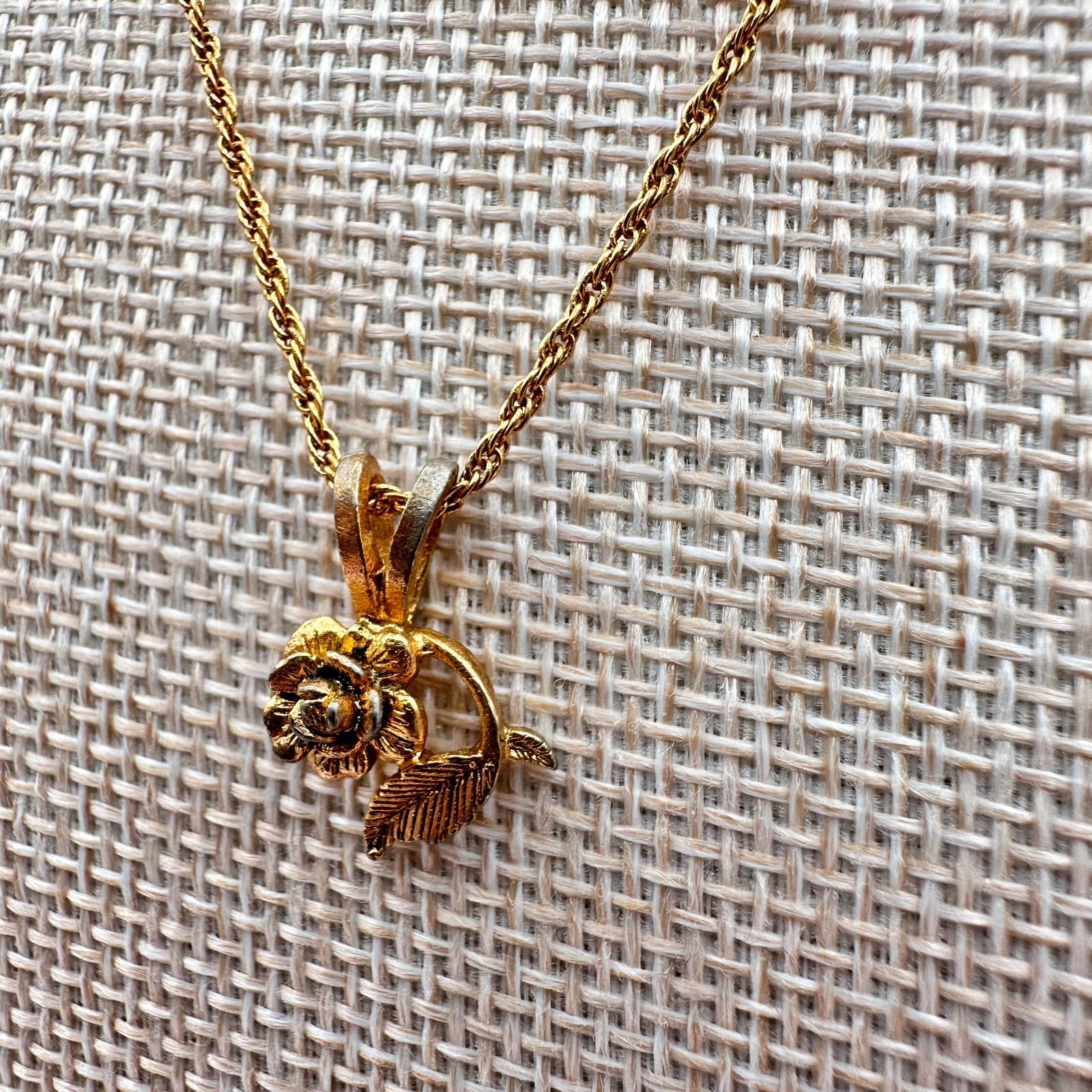 Vintage 90s Gold Tone Rope Chain Rose Pendant Necklace Women's Classic Jewelry - Thumbnail 3