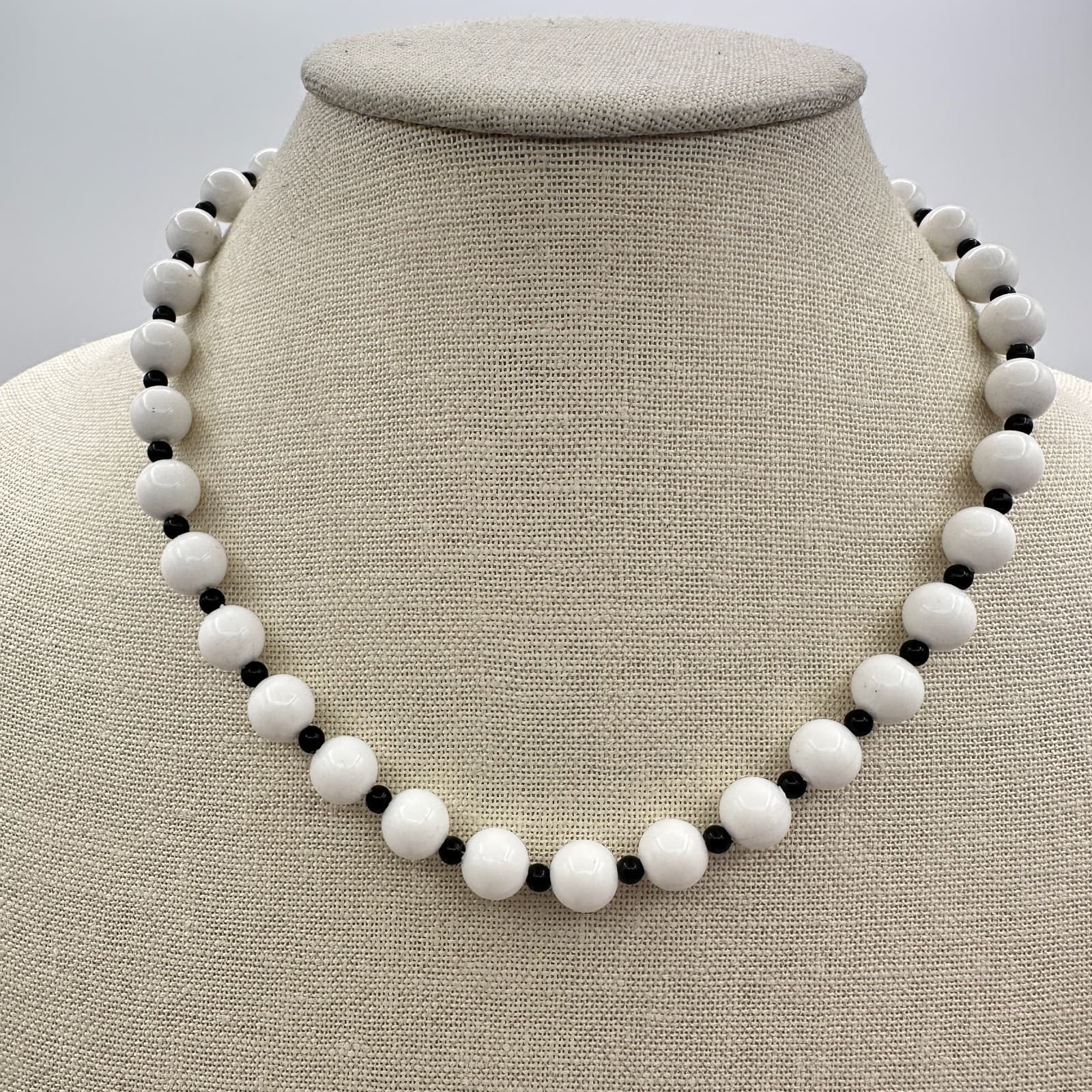 Vintage Y2K Round White Black Beaded Necklace Minimalist Women's Classic Jewelry - Thumbnail 7