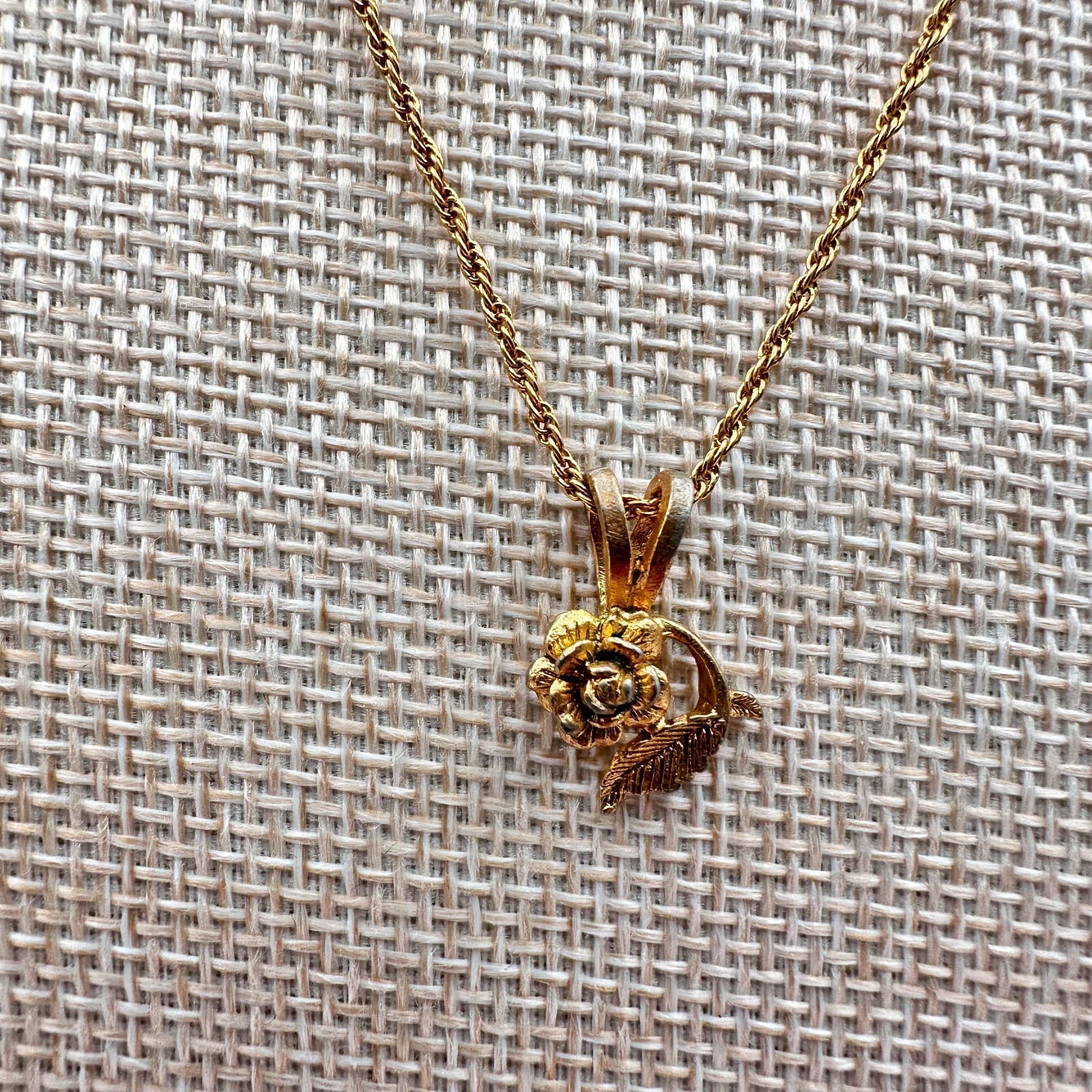 Vintage 90s Gold Tone Rope Chain Rose Pendant Necklace Women's Classic Jewelry - Thumbnail 2