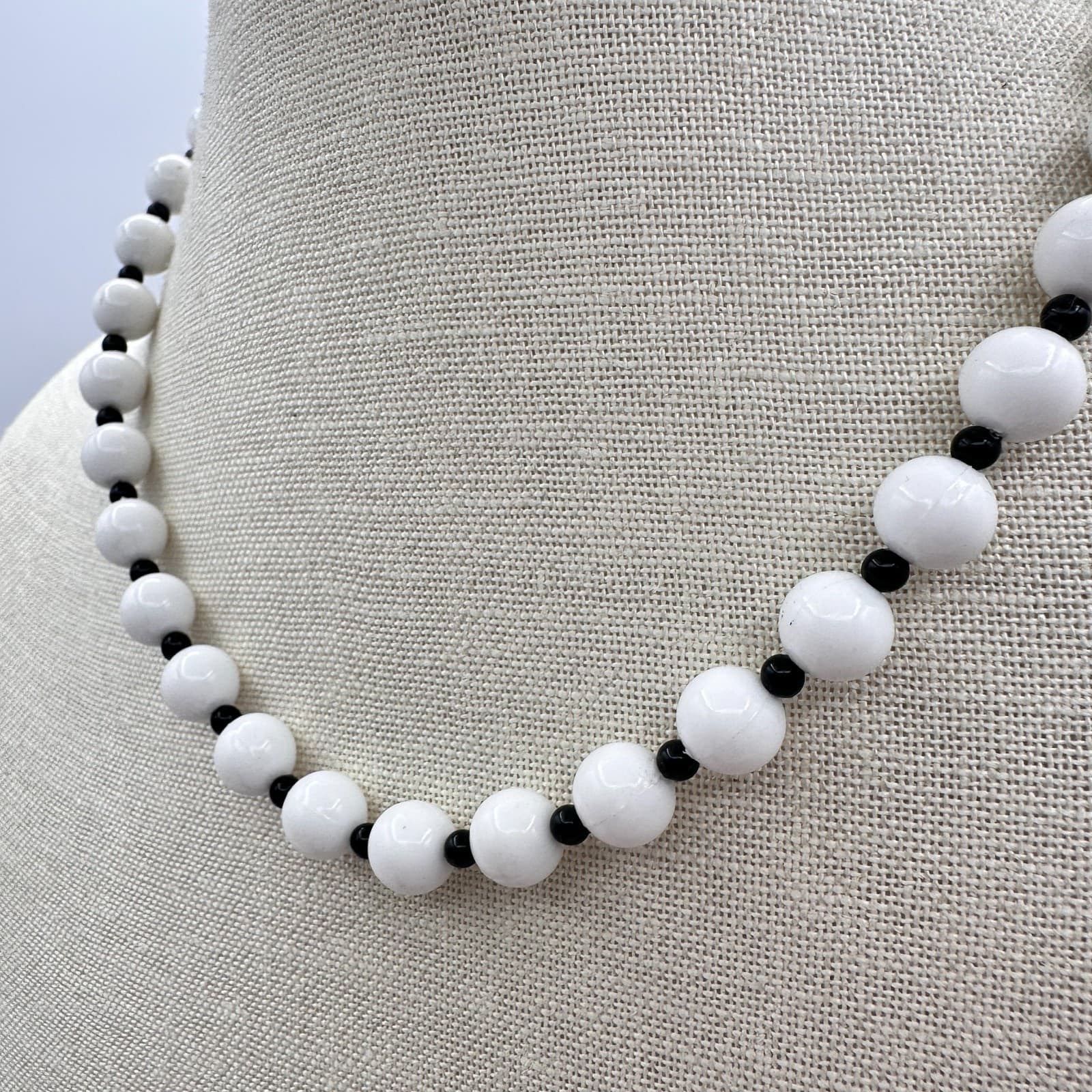 Vintage Y2K Round White Black Beaded Necklace Minimalist Women's Classic Jewelry - Thumbnail 6