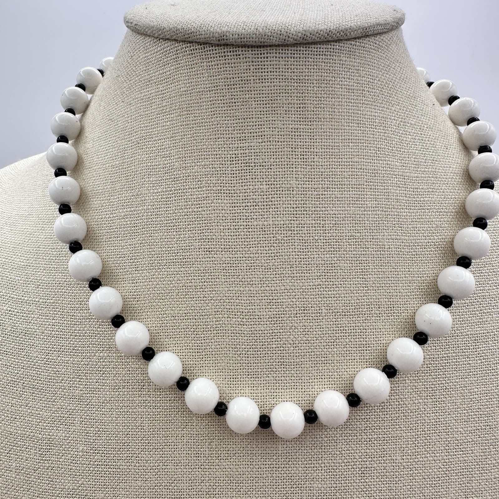 Vintage Y2K Round White Black Beaded Necklace Minimalist Women's Classic Jewelry - Thumbnail 2