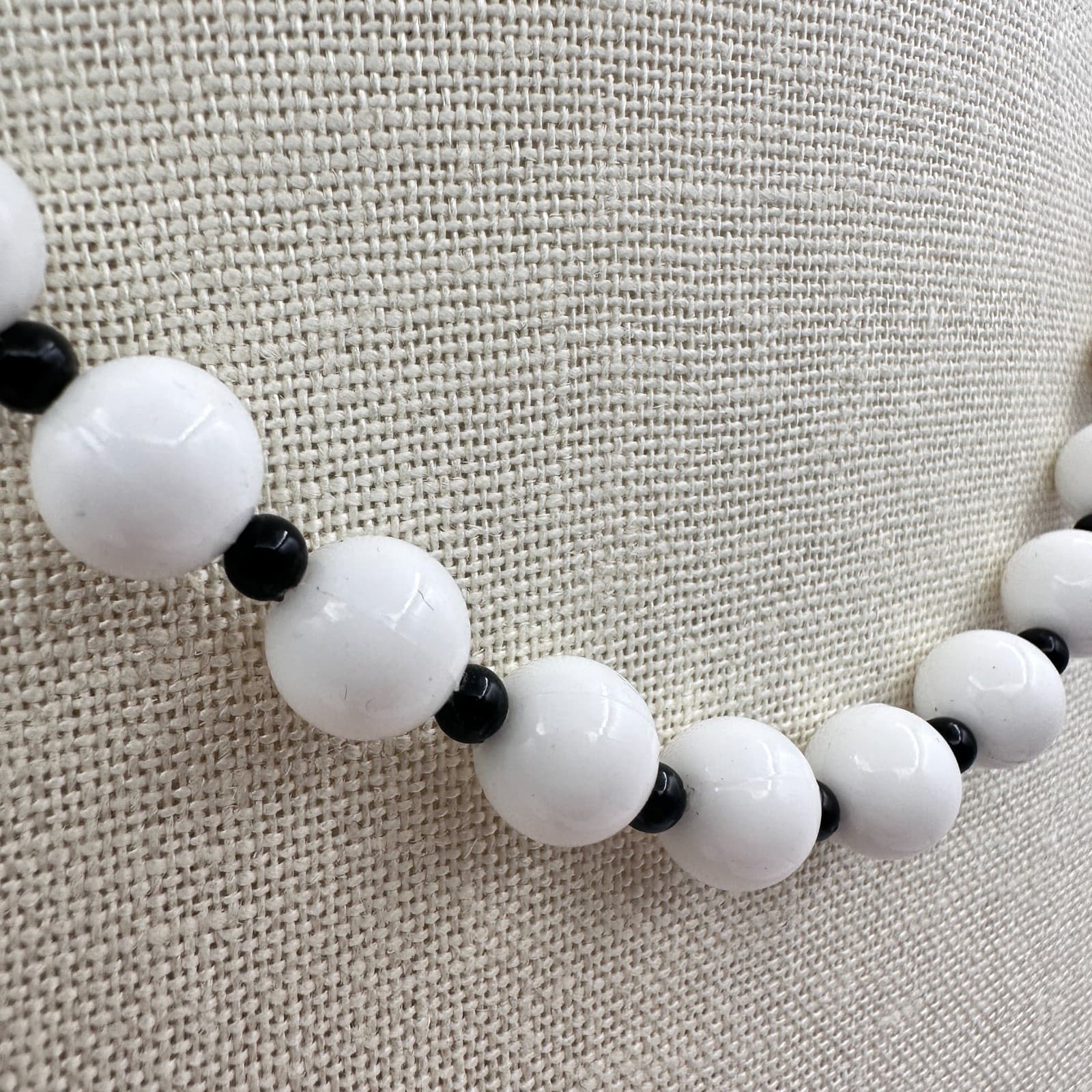 Vintage Y2K Round White Black Beaded Necklace Minimalist Women's Classic Jewelry - Thumbnail 4