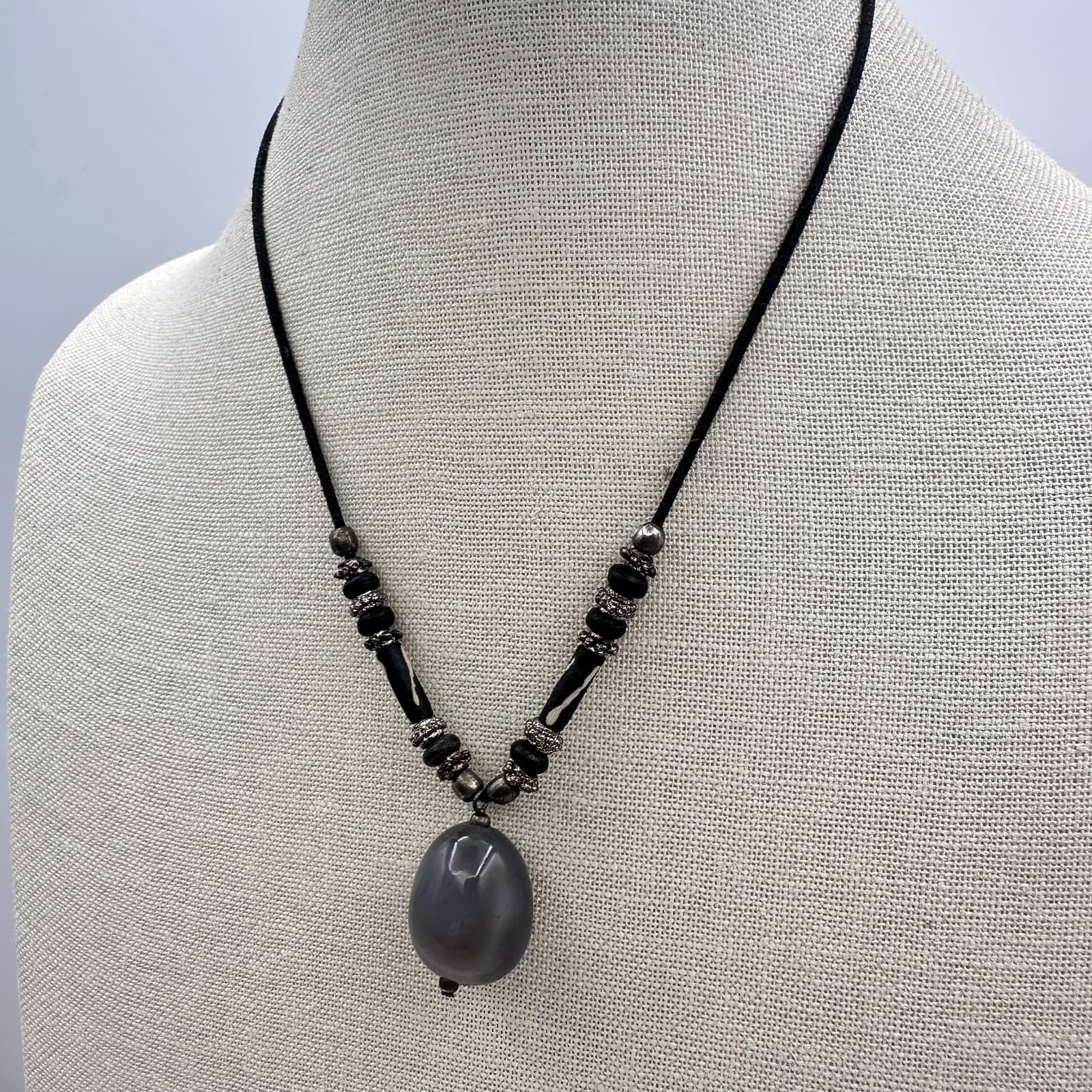 Vintage 90s Grey Agate Beaded Pendant Necklace Black Cord Statement Jewelry - Thumbnail 7