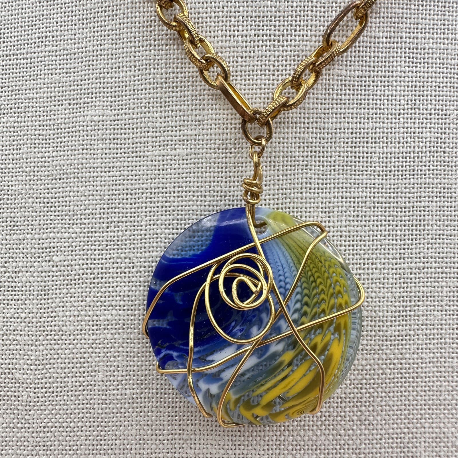 Vintage 90s Gold Tone Wire Wrapped Resin Pendant Necklace Women's Jewelry - Thumbnail 2