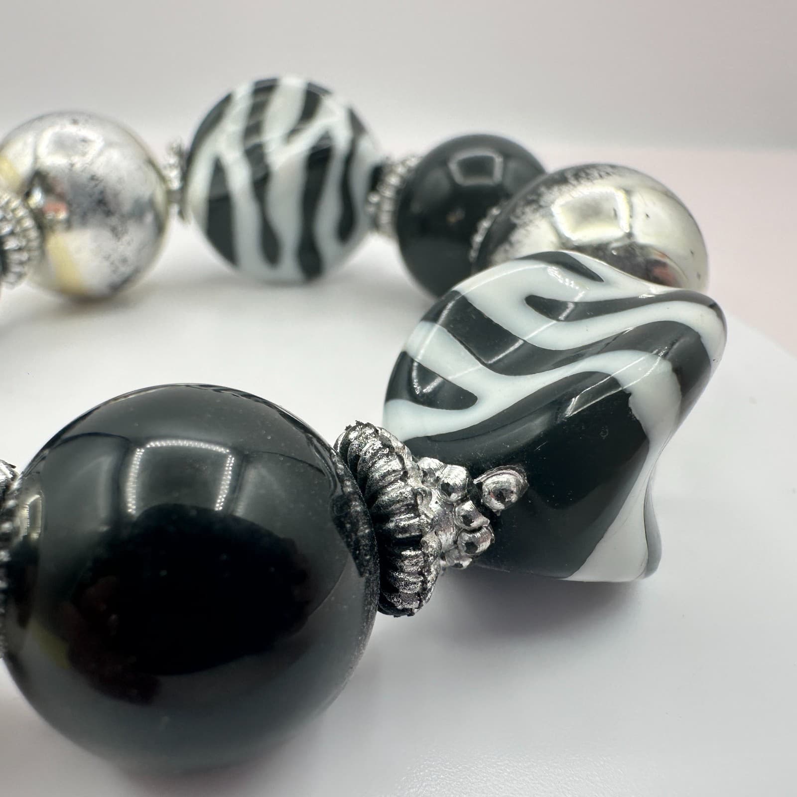 Vintage 90s Zebra Striped Black Glass Bead Chunky Stretch Bracelet Jewelry - Thumbnail 4