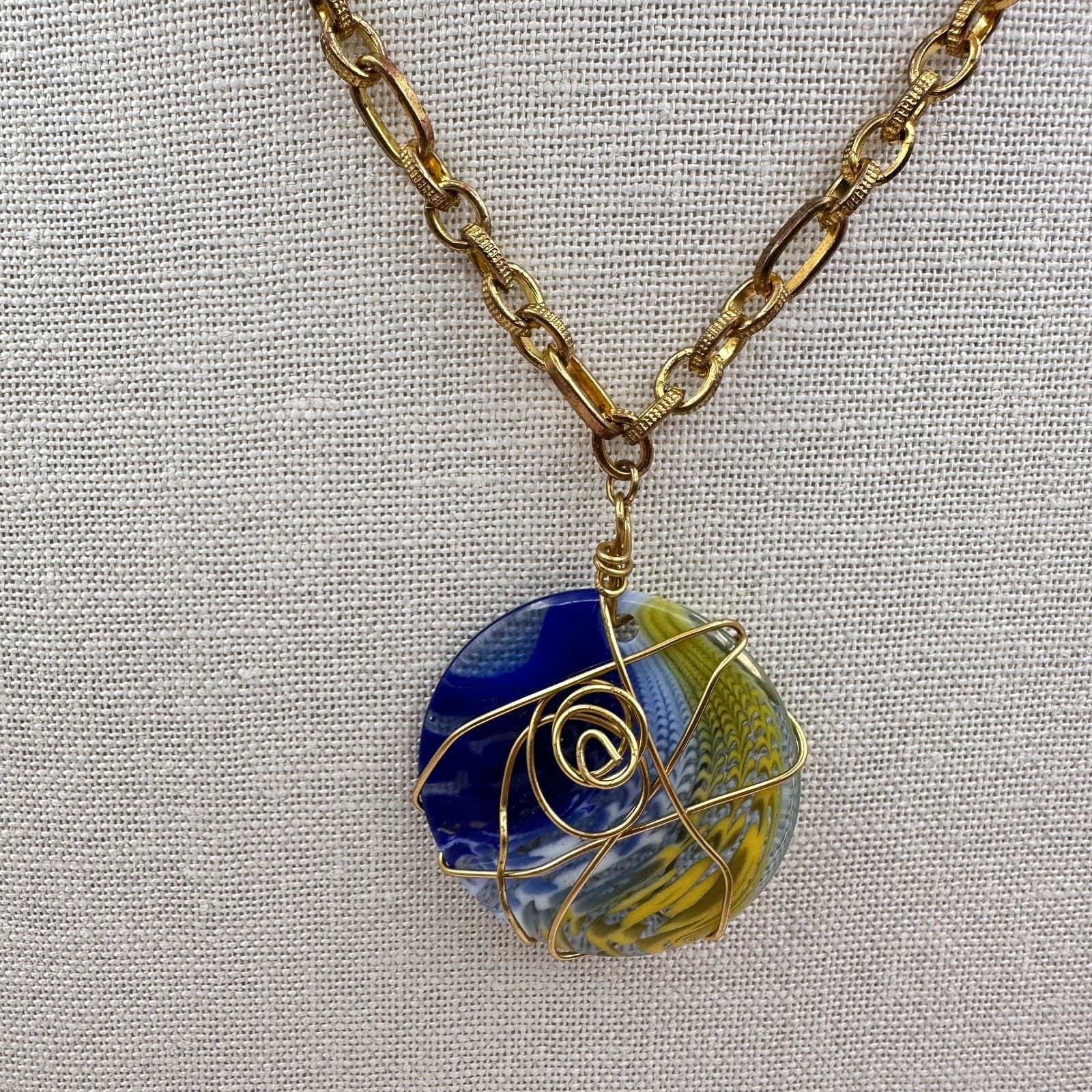 Vintage 90s Gold Tone Wire Wrapped Resin Pendant Necklace Women's Jewelry - Thumbnail 4