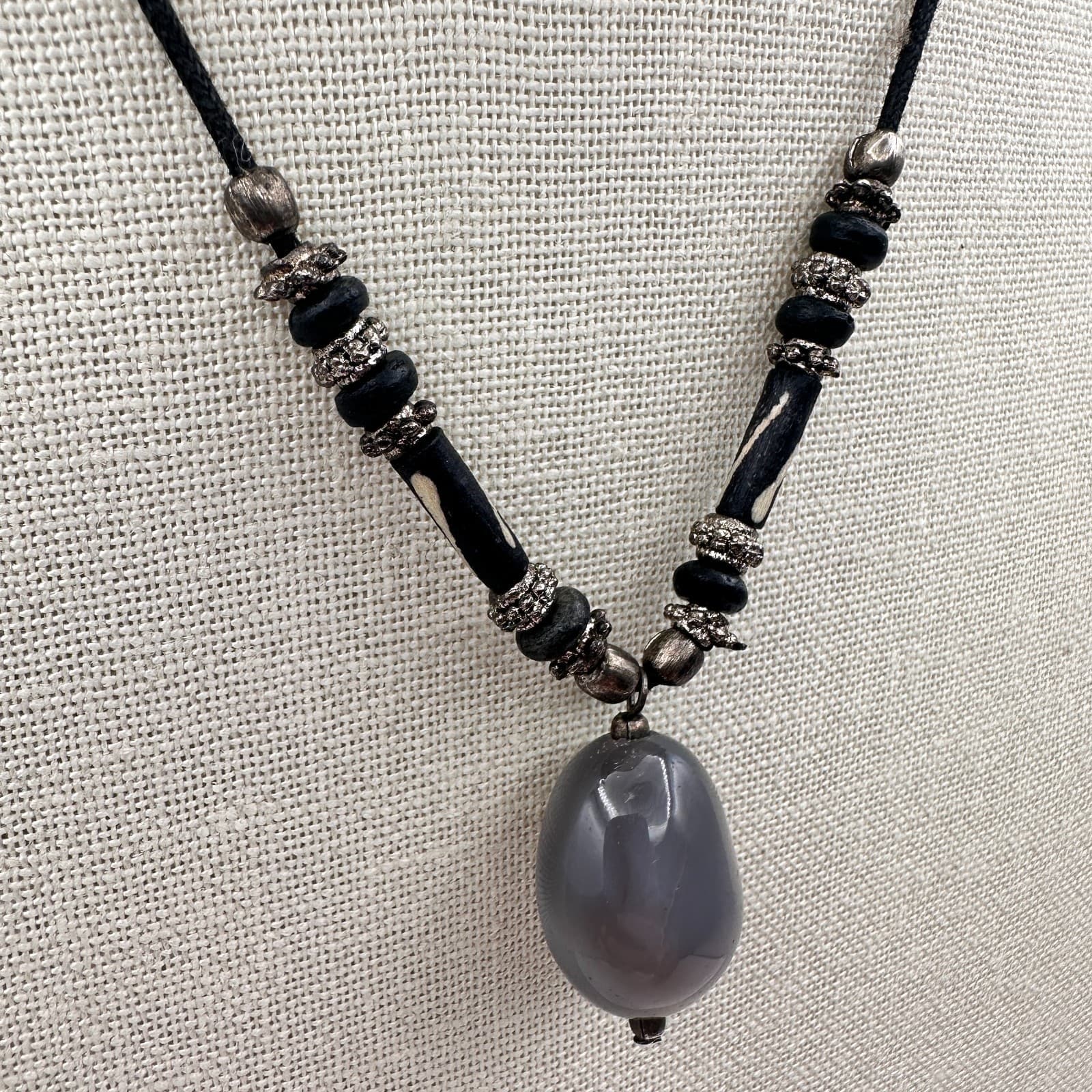 Vintage 90s Grey Agate Beaded Pendant Necklace Black Cord Statement Jewelry - Thumbnail 5