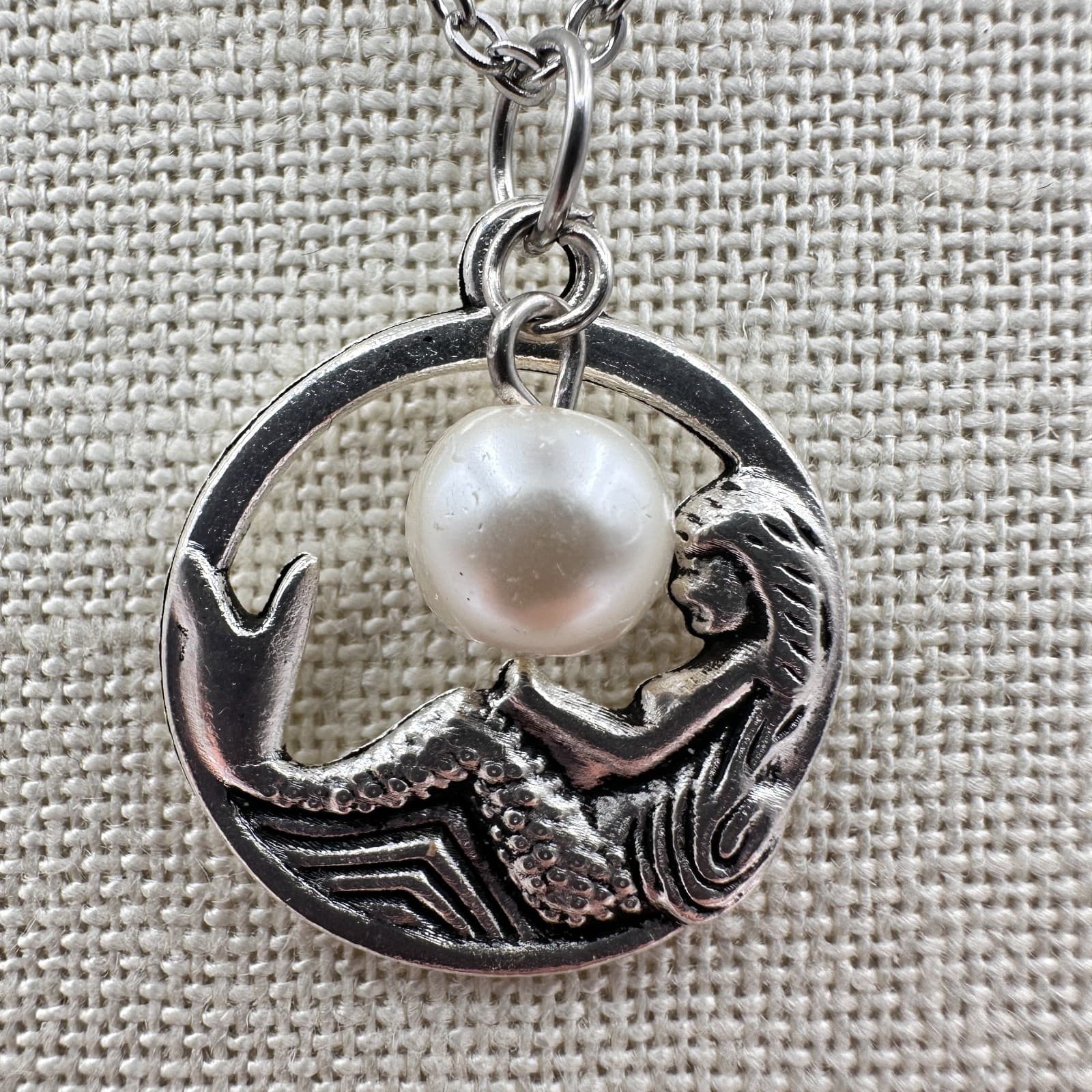 Vintage 90s Silver Tone Mermaid Circle Pendant Necklace Faux Pearl Charm Jewelry - Thumbnail 3