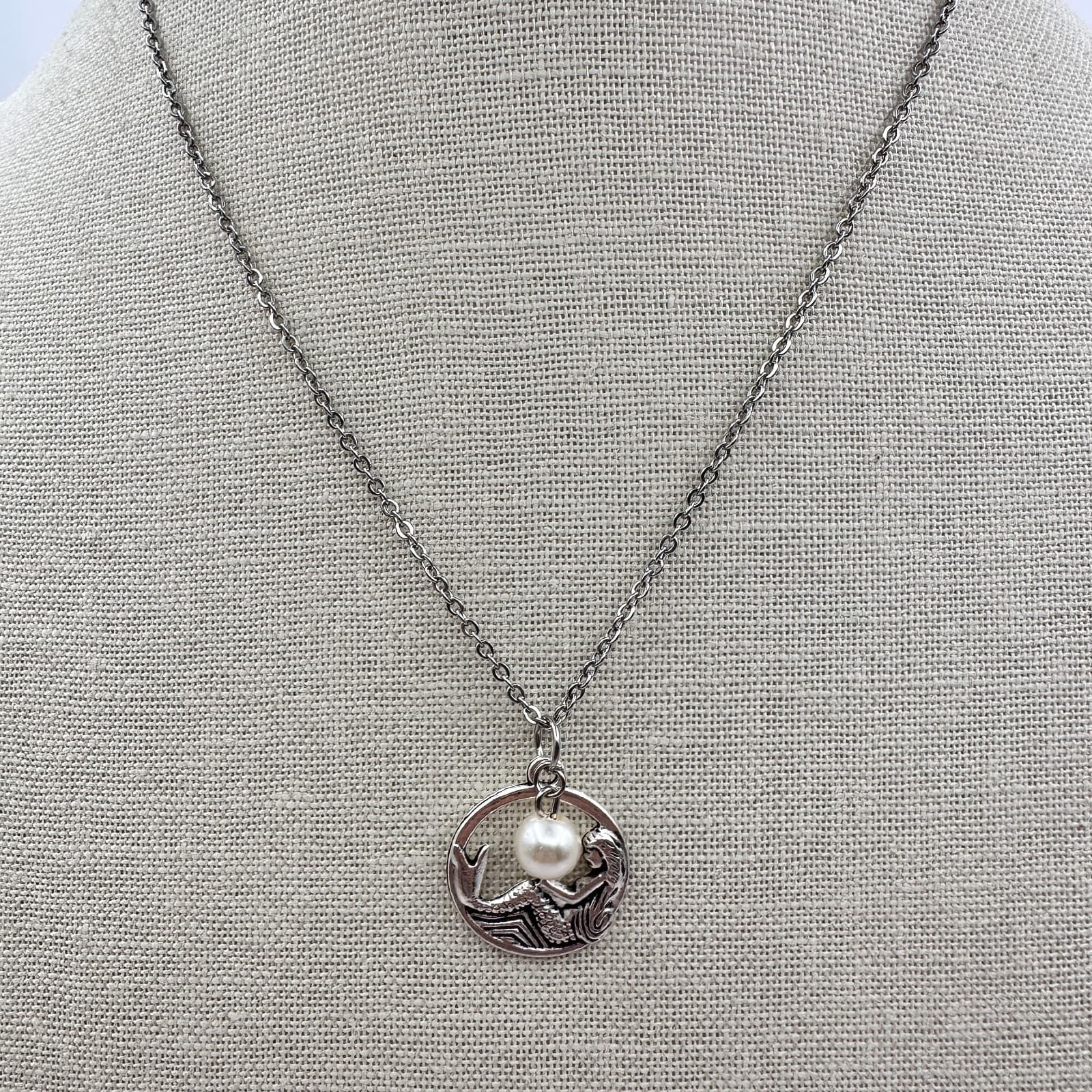 Vintage 90s Silver Tone Mermaid Circle Pendant Necklace Faux Pearl Charm Jewelry - Thumbnail 5
