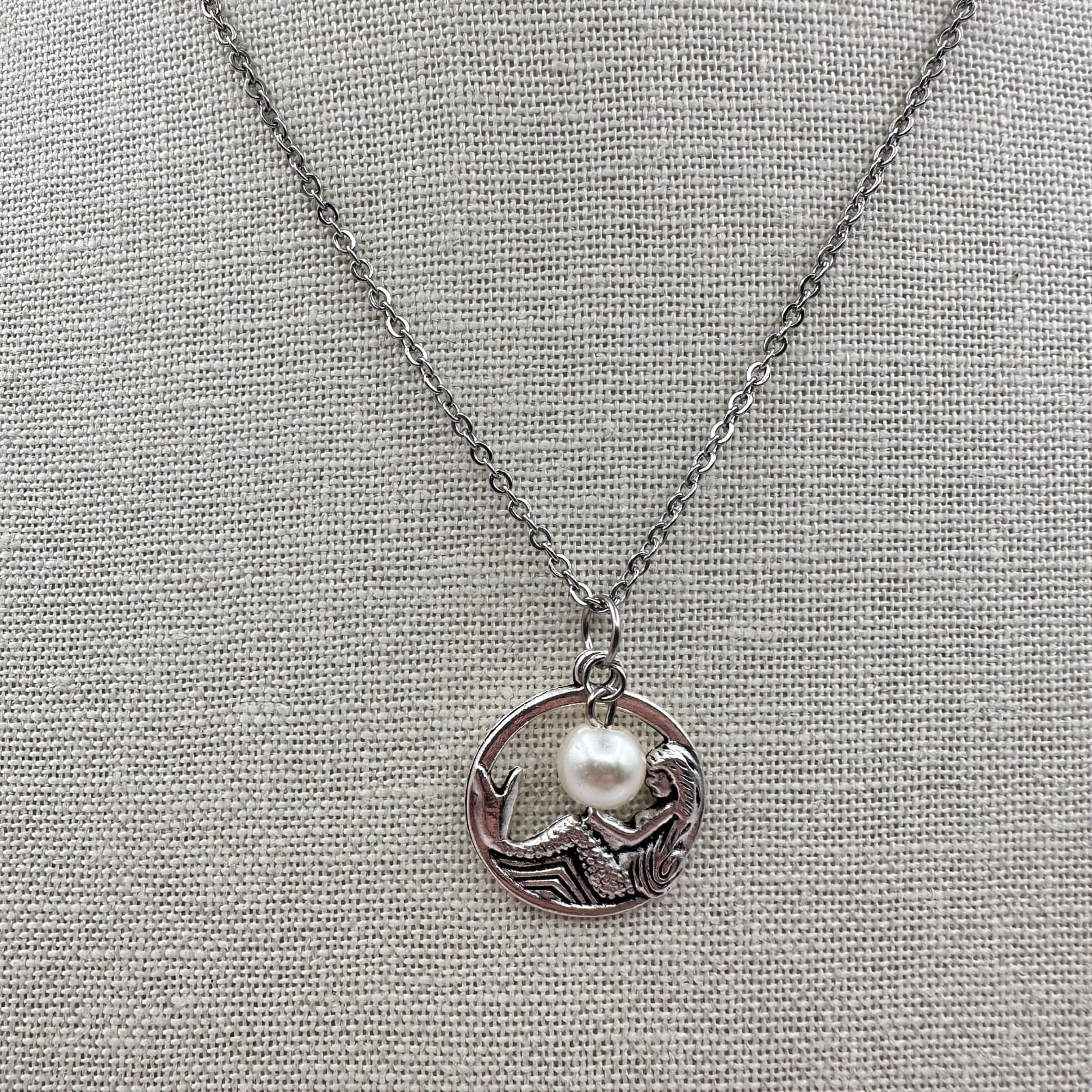 Vintage 90s Silver Tone Mermaid Circle Pendant Necklace Faux Pearl Charm Jewelry - Thumbnail 2