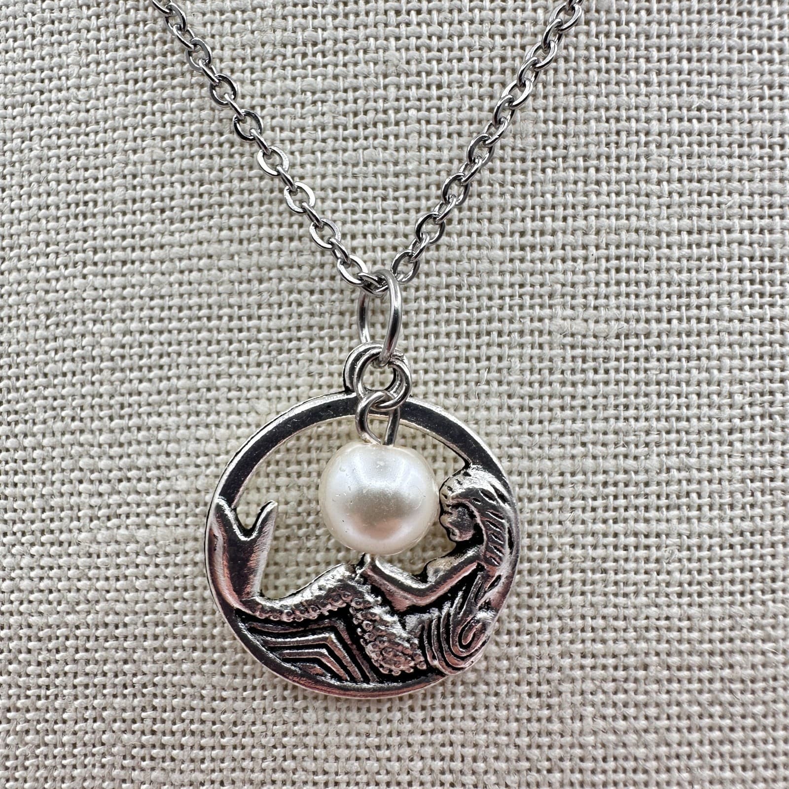 Vintage 90s Silver Tone Mermaid Circle Pendant Necklace Faux Pearl Charm Jewelry - Thumbnail 4