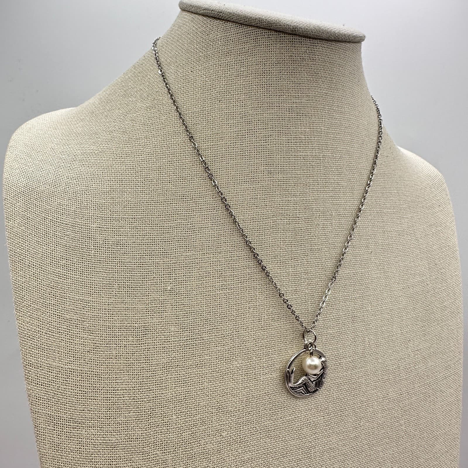 Vintage 90s Silver Tone Mermaid Circle Pendant Necklace Faux Pearl Charm Jewelry - Thumbnail 6
