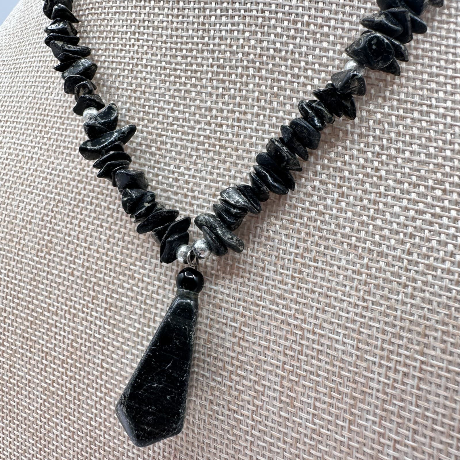 Vintage 80s Black Stone Chip Beaded Teardrop Pendant Necklace Statement Jewelry - Thumbnail 4