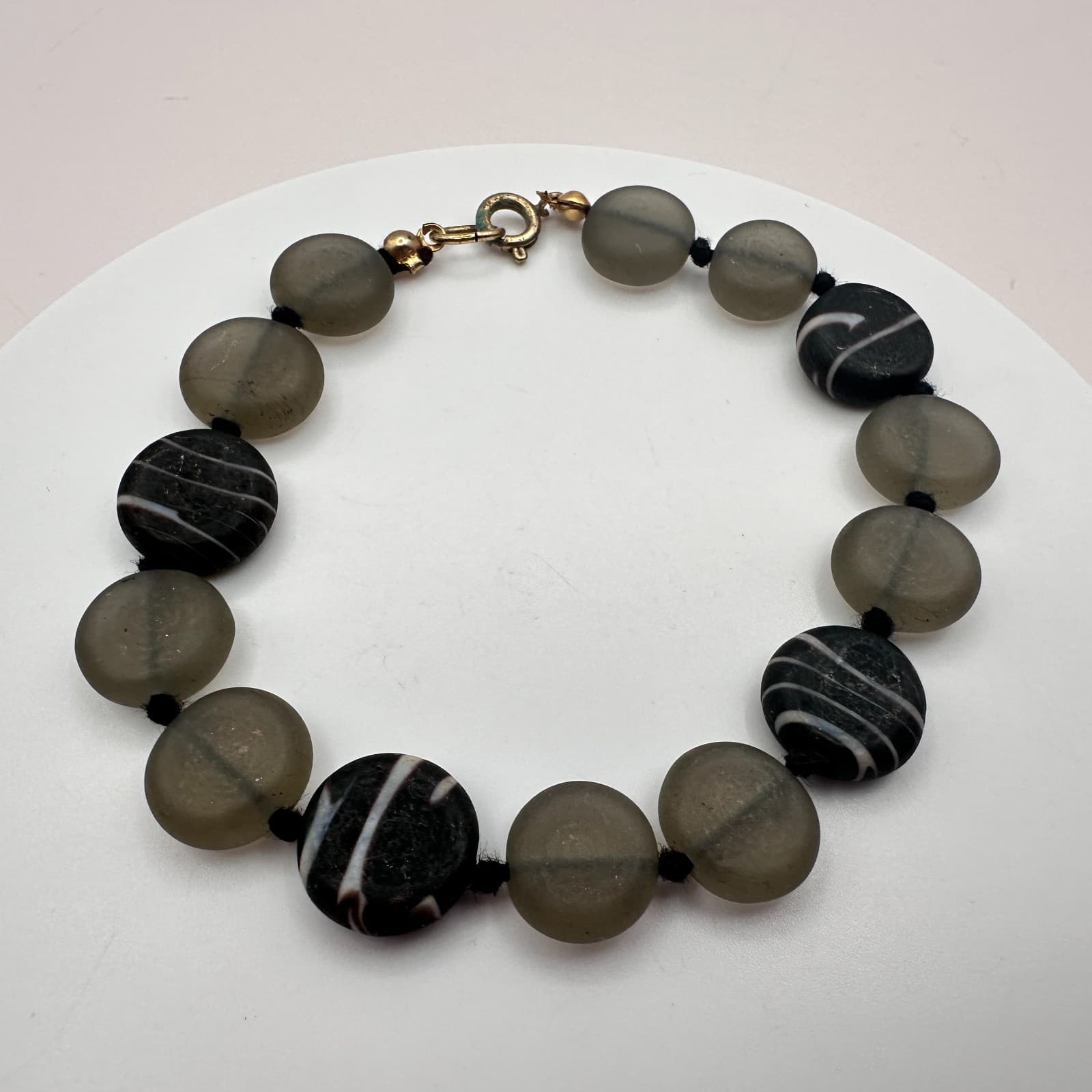 Vintage 80s Frosted Gray Swirl Glass Bead Bracelet Boho Minimalist Gilt Jewelry - Thumbnail 2