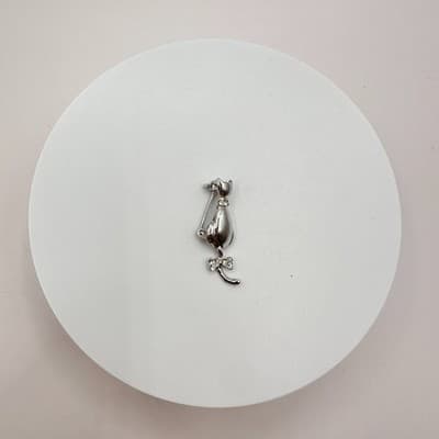 Vintage 90s Silver Tone Sitting Cat Brooch Pin Clear Glass Bow Accent Jewelry - Thumbnail 2