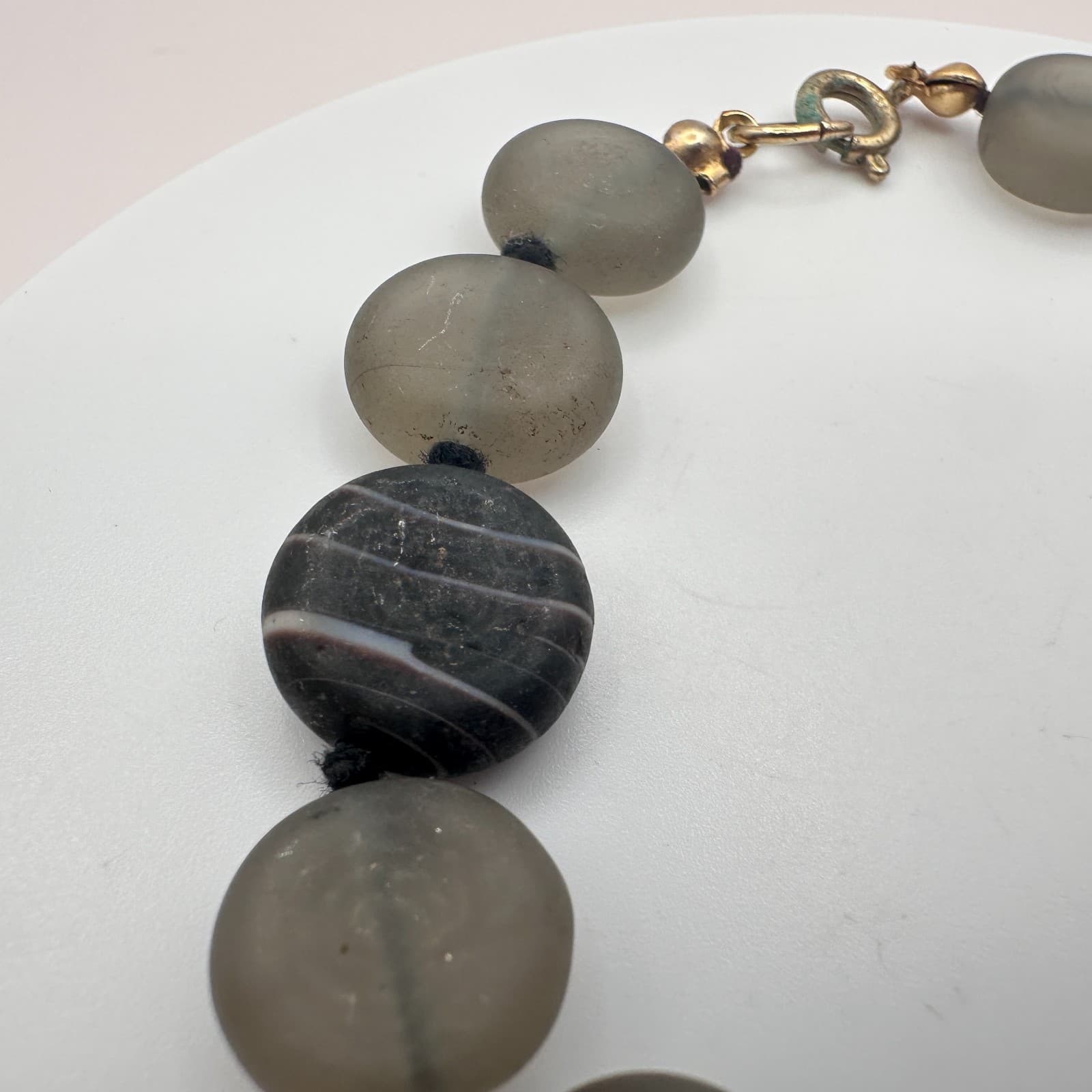 Vintage 80s Frosted Gray Swirl Glass Bead Bracelet Boho Minimalist Gilt Jewelry - Thumbnail 4