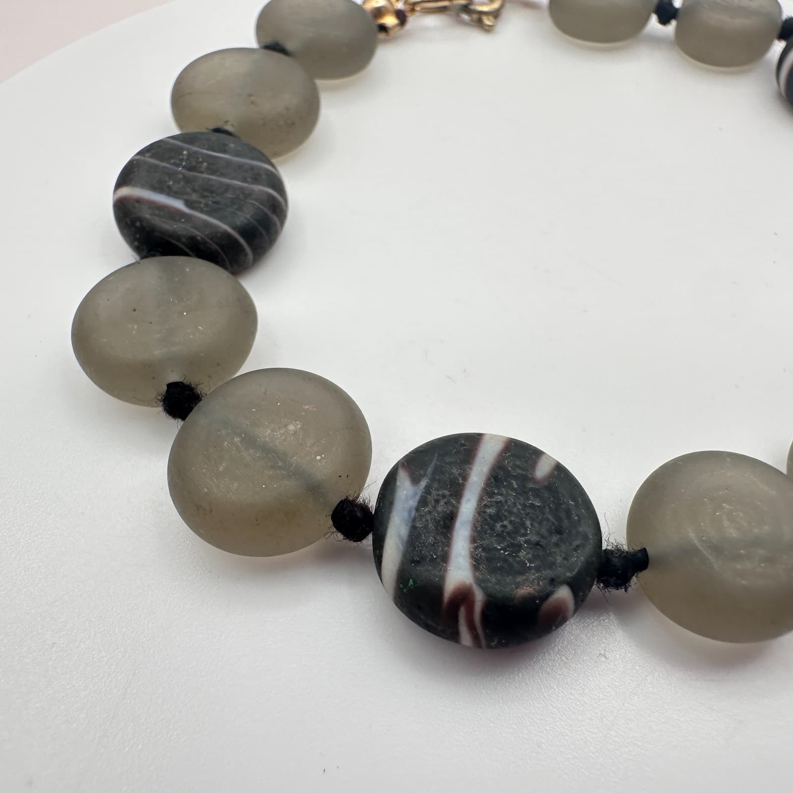 Vintage 80s Frosted Gray Swirl Glass Bead Bracelet Boho Minimalist Gilt Jewelry - Thumbnail 3