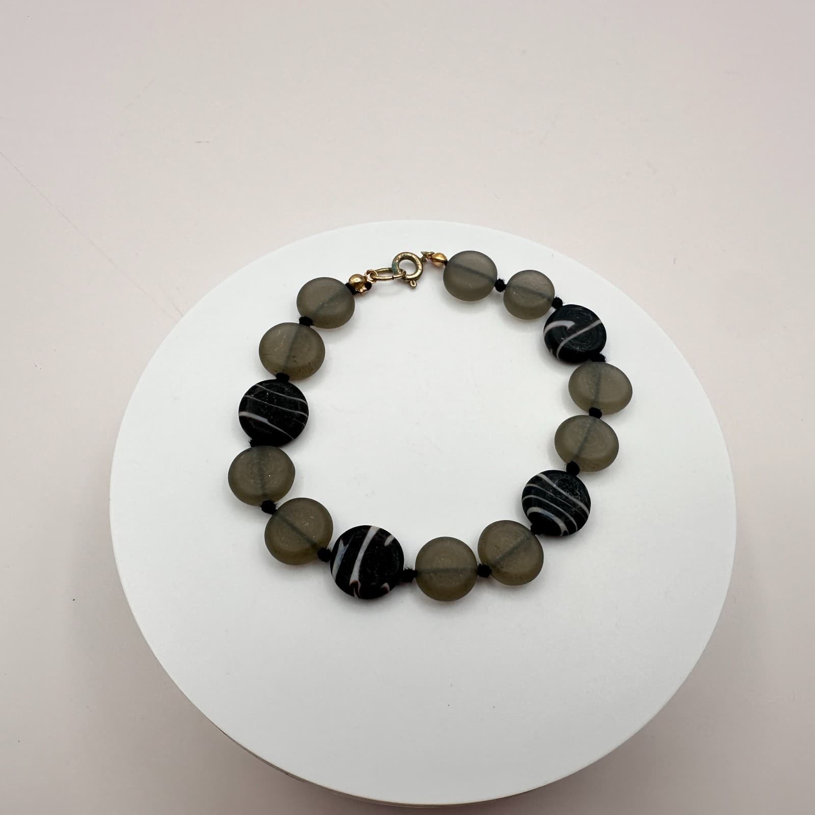 Vintage 80s Frosted Gray Swirl Glass Bead Bracelet Boho Minimalist Gilt Jewelry - Thumbnail 5