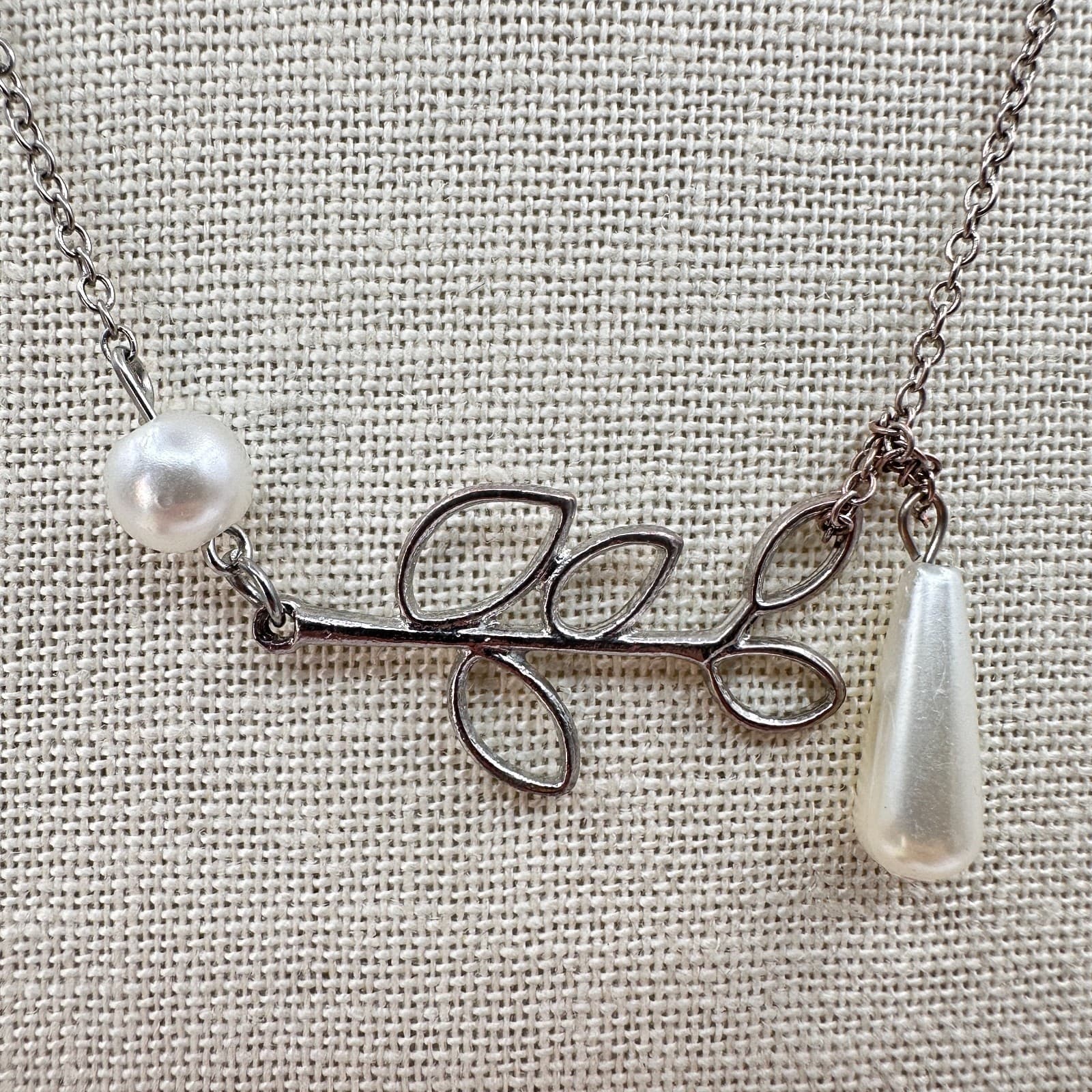 Vintage Y2K Silver Tone Leaf Branch Faux Pearl Teardrop Beaded Necklace Jewelry - Thumbnail 3