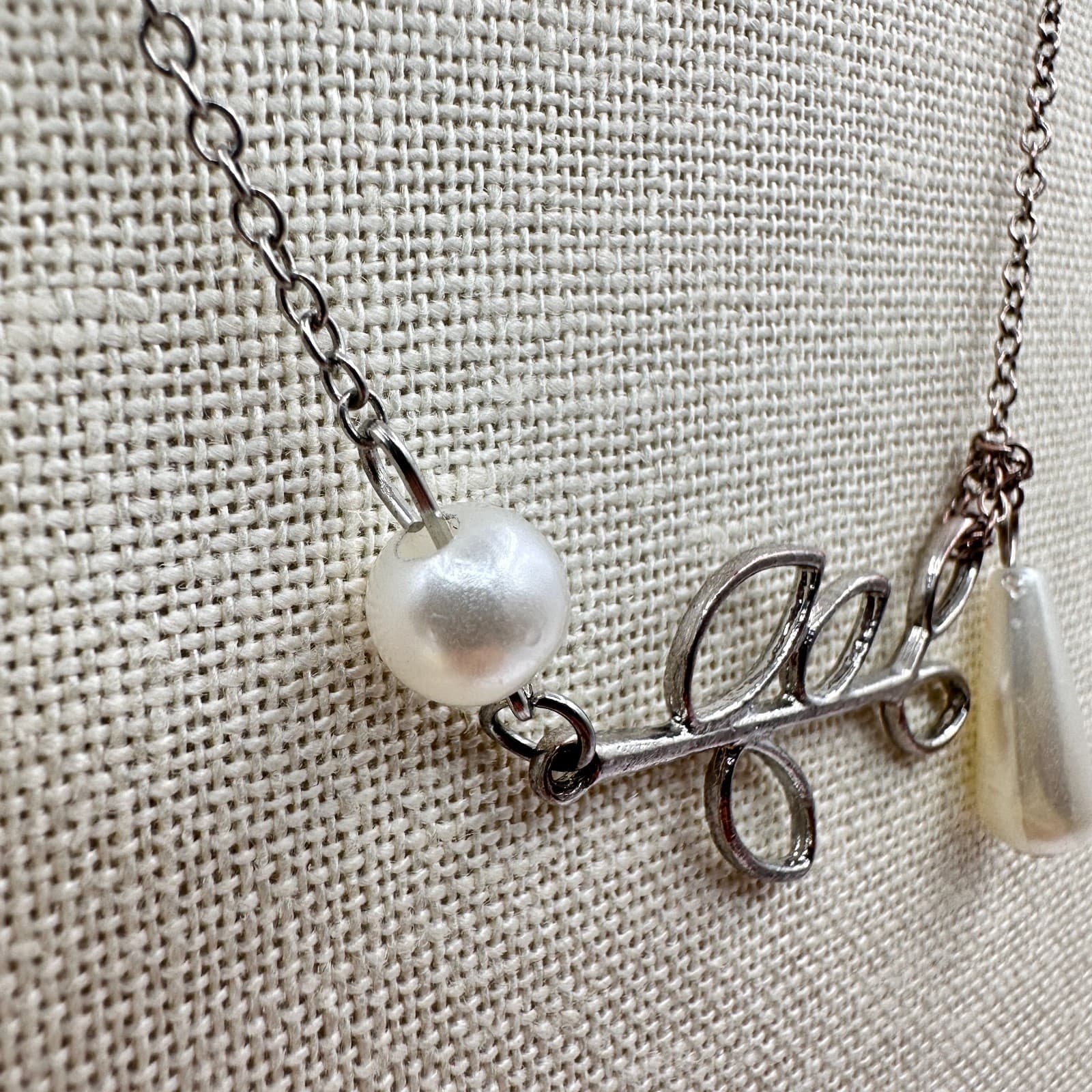 Vintage Y2K Silver Tone Leaf Branch Faux Pearl Teardrop Beaded Necklace Jewelry - Thumbnail 5