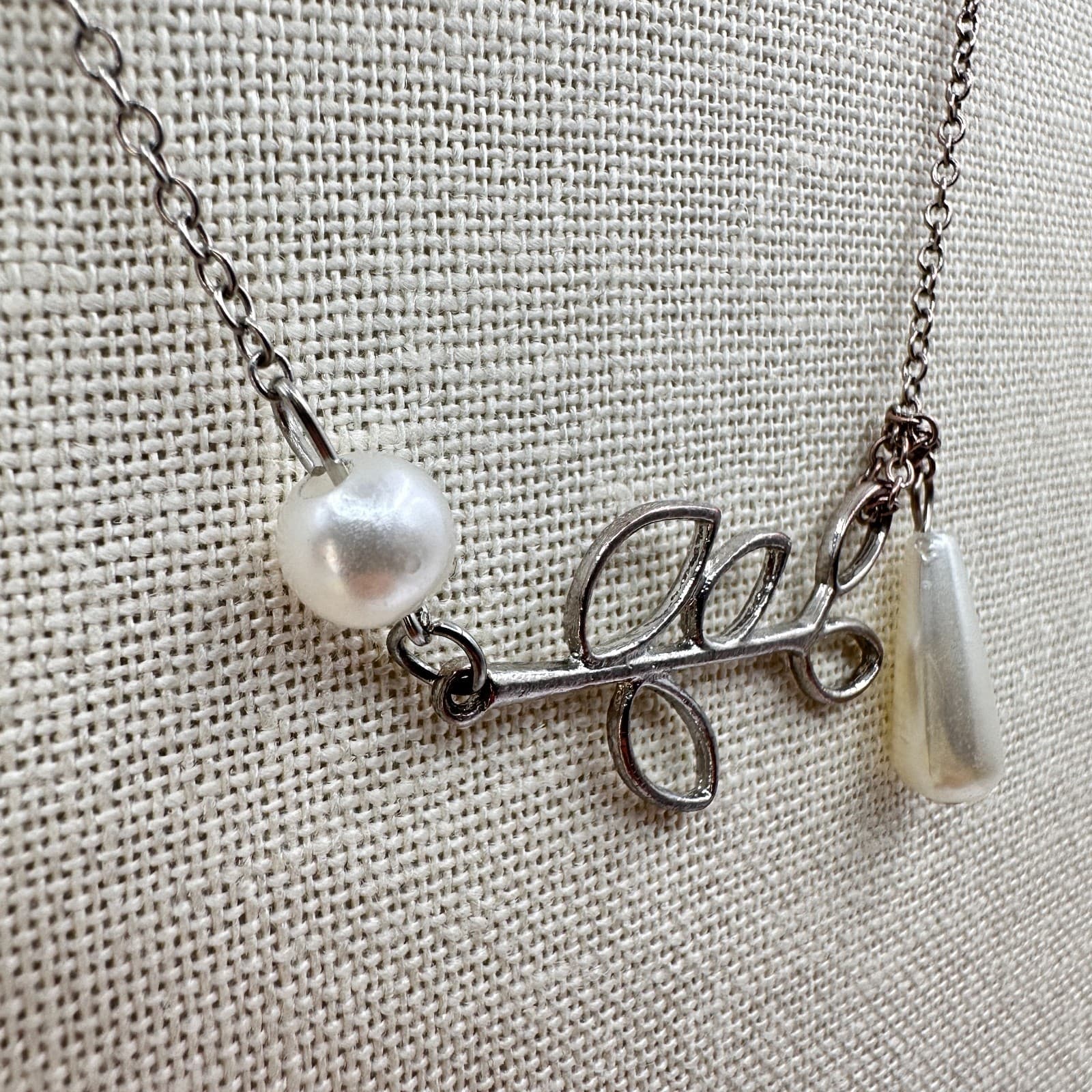 Vintage Y2K Silver Tone Leaf Branch Faux Pearl Teardrop Beaded Necklace Jewelry - Thumbnail 4