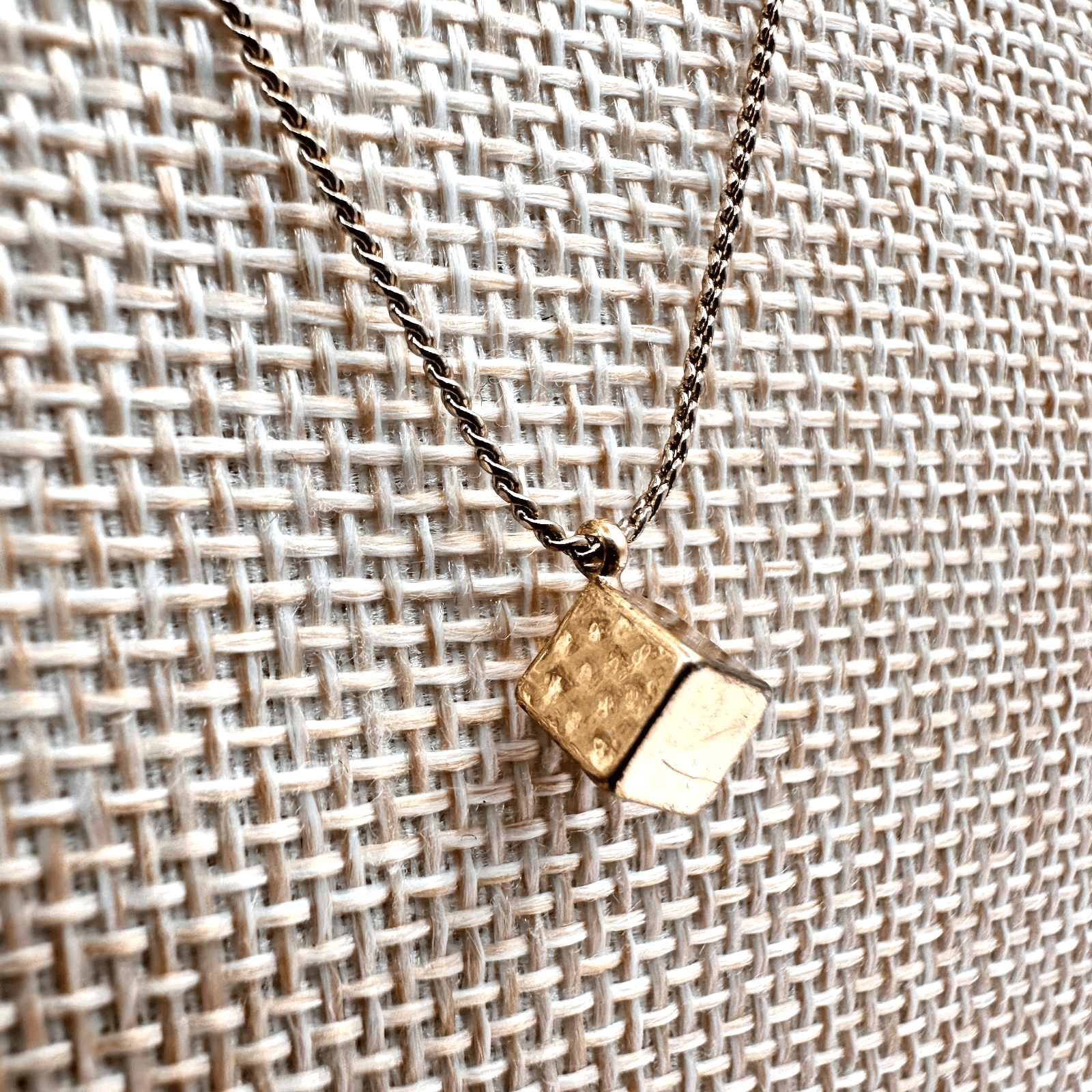 Vintage Y2K Gold Tone Hammered Cube Geometric Pendant Necklace Women's Jewelry