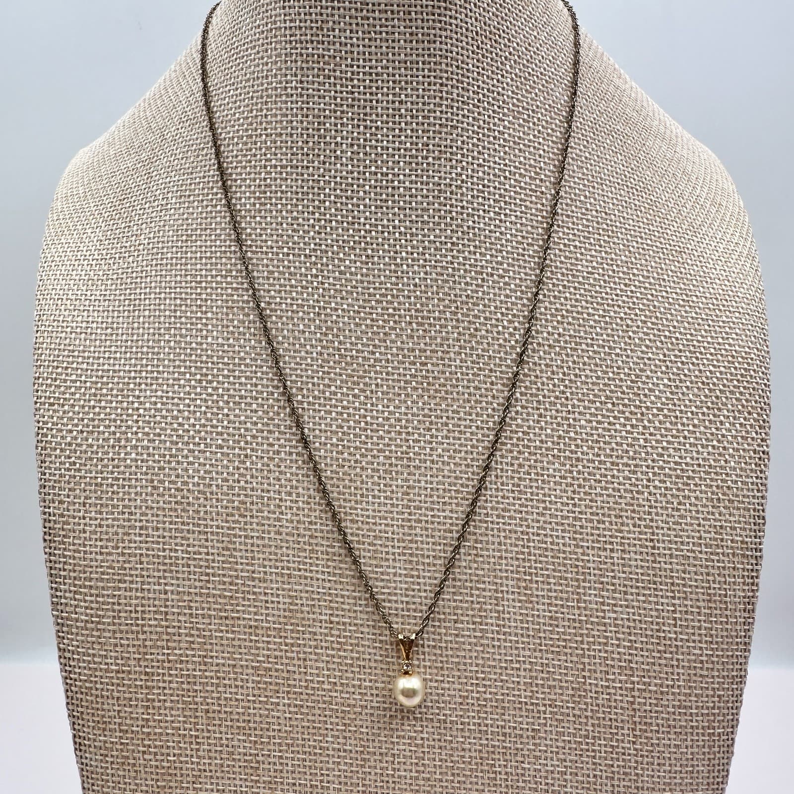 Vintage Y2K Gold Tone Faux Pearl Rhinestone Solitaire Pendant Necklace Jewelry - Thumbnail 2