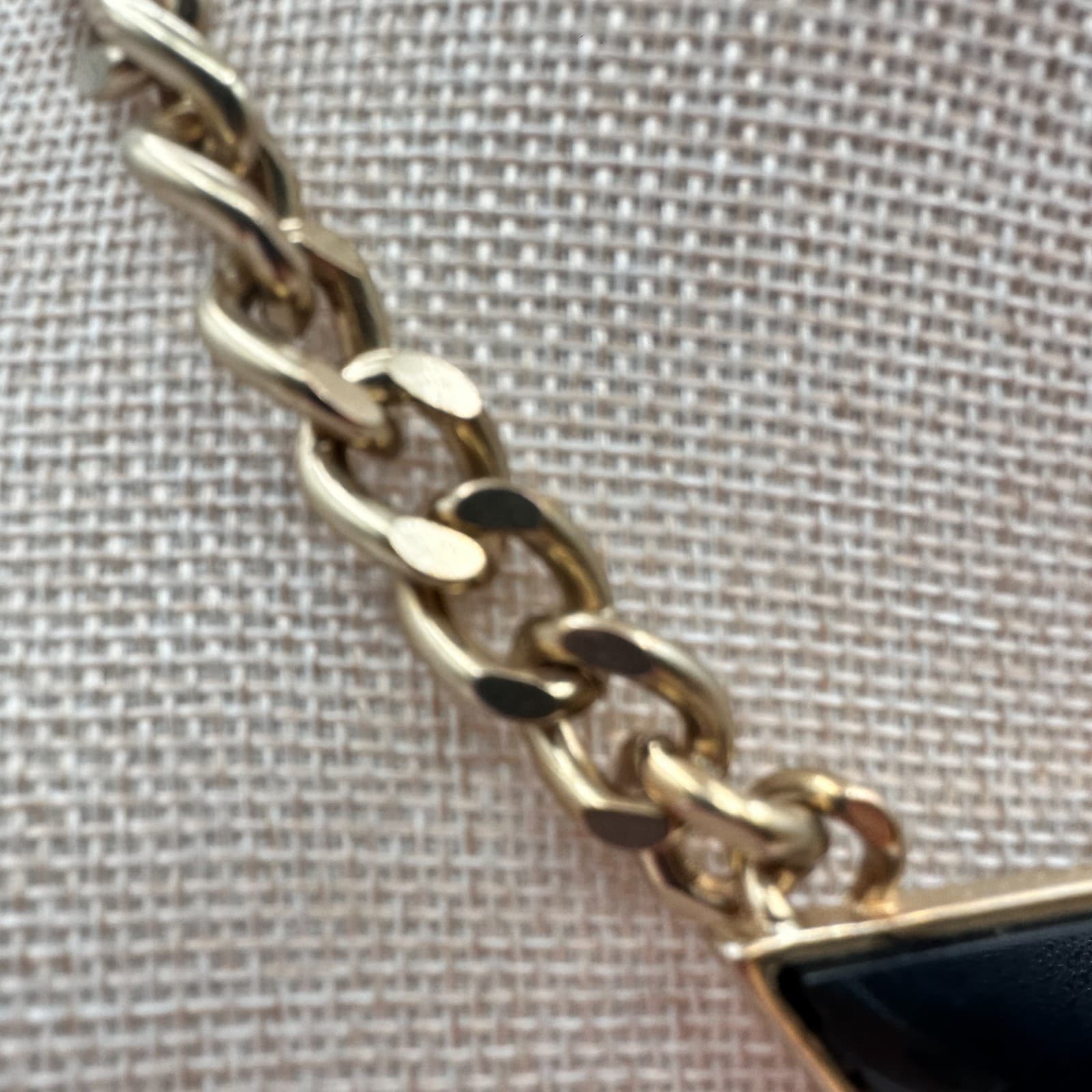Vintage 90s Curb Chain Black Onyx Triangle Pendant Necklace Gold Tone Jewelry - Thumbnail 4