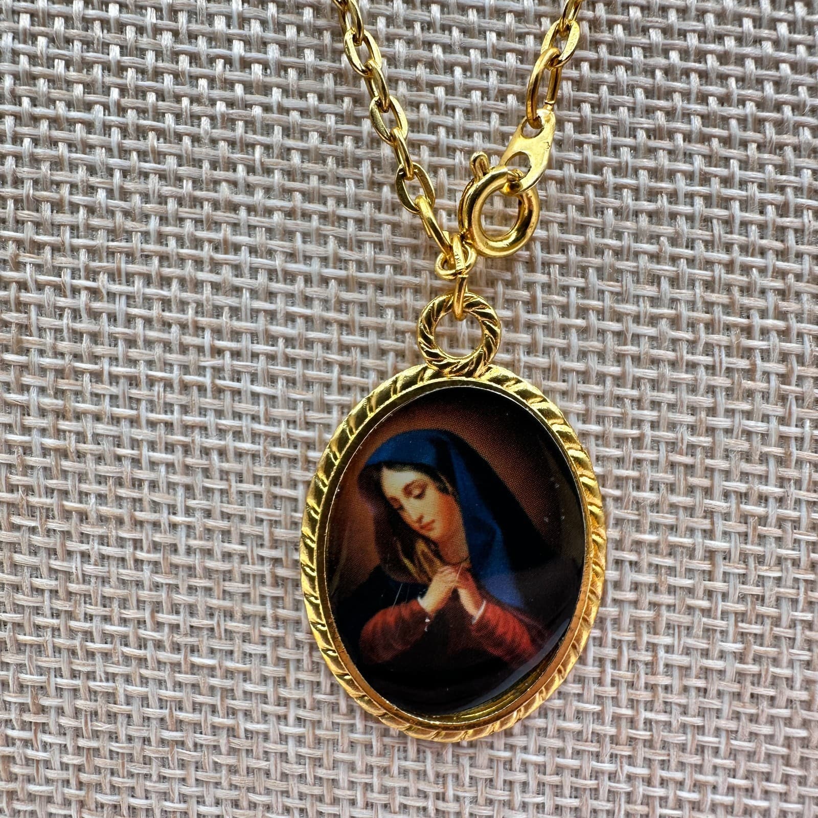 Vintage 90s Gold Tone Mater De La Rosa Oval Pendant Necklace Women's Jewelry - Thumbnail 5