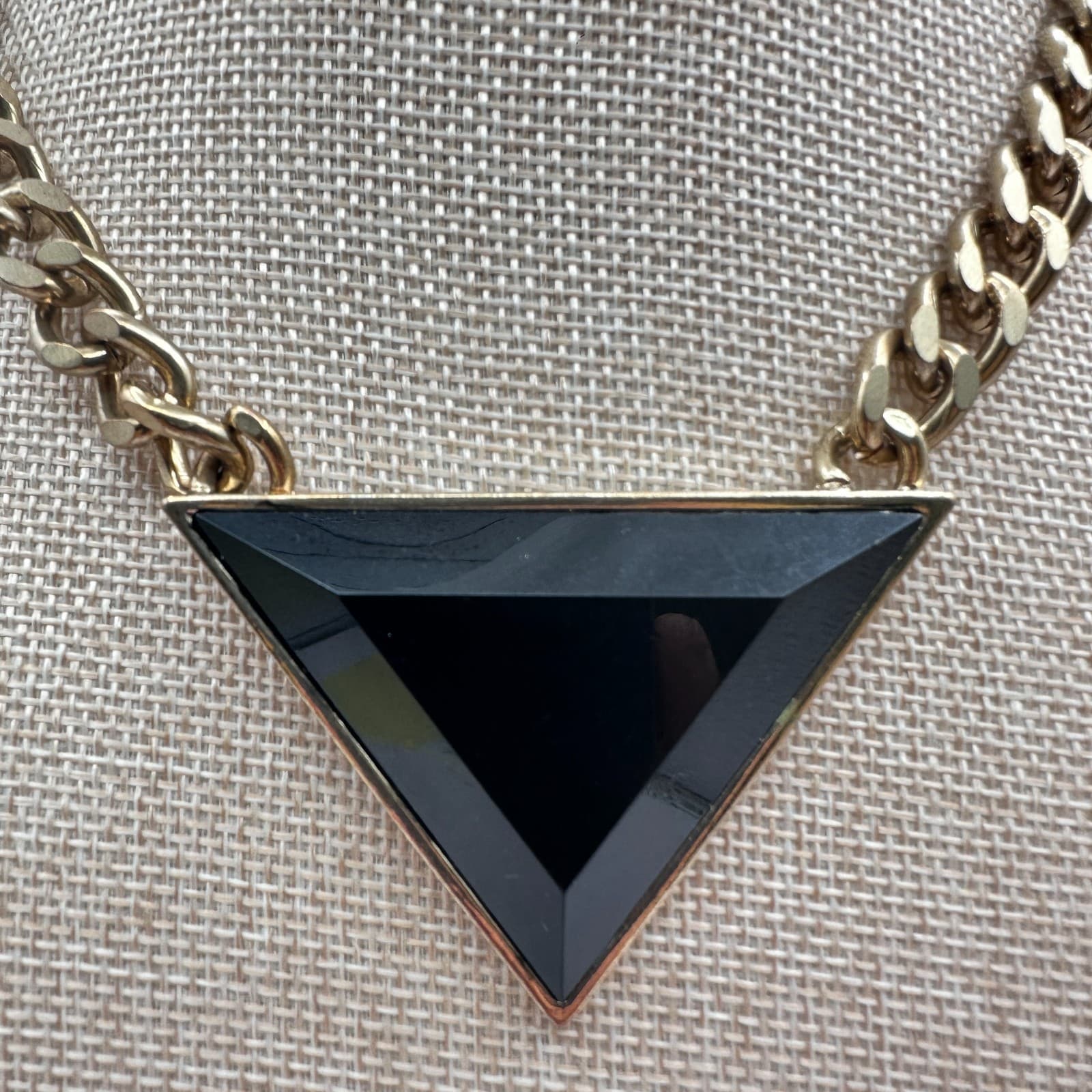 Vintage 90s Curb Chain Black Onyx Triangle Pendant Necklace Gold Tone Jewelry - Thumbnail 3