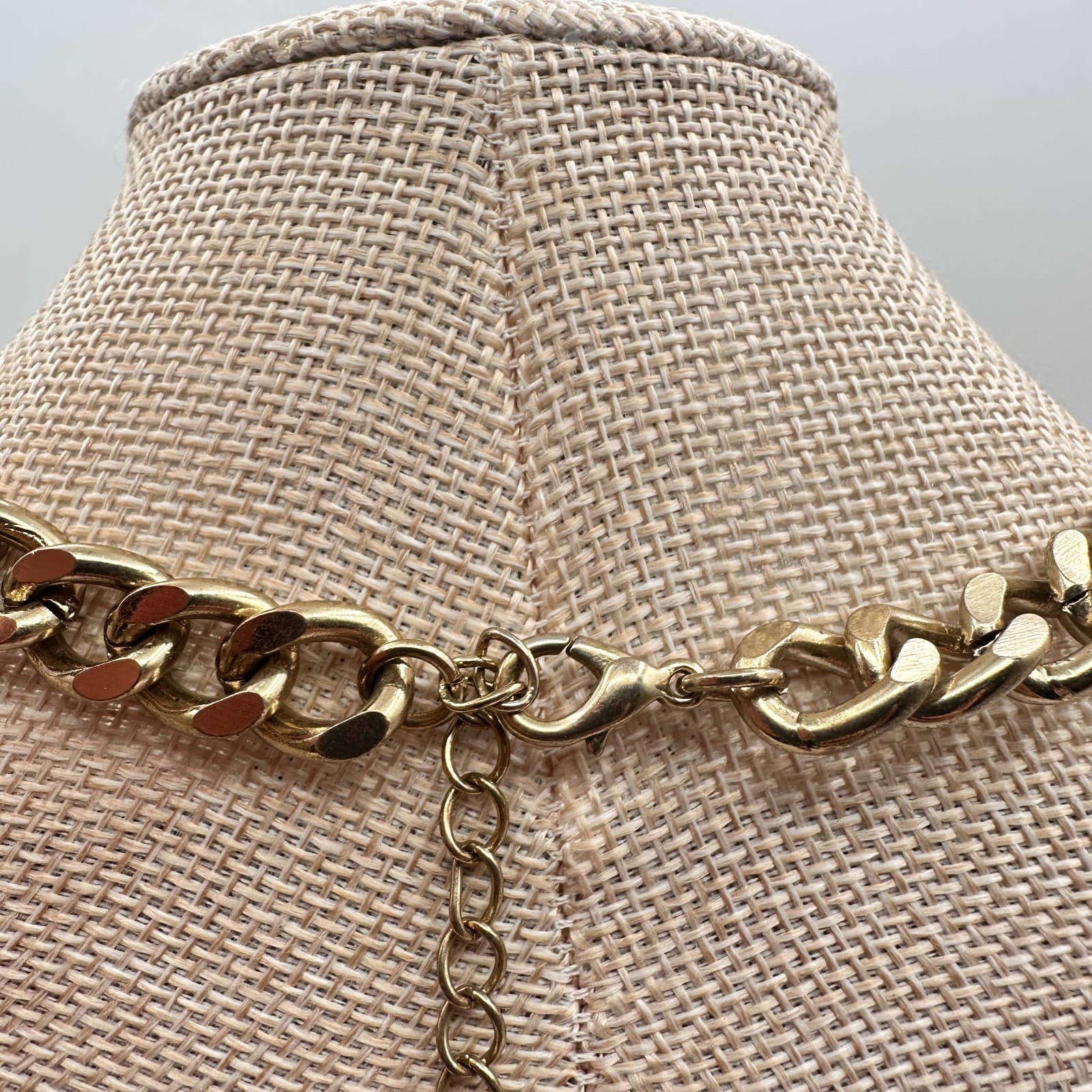 Vintage 90s Curb Chain Black Onyx Triangle Pendant Necklace Gold Tone Jewelry - Thumbnail 8