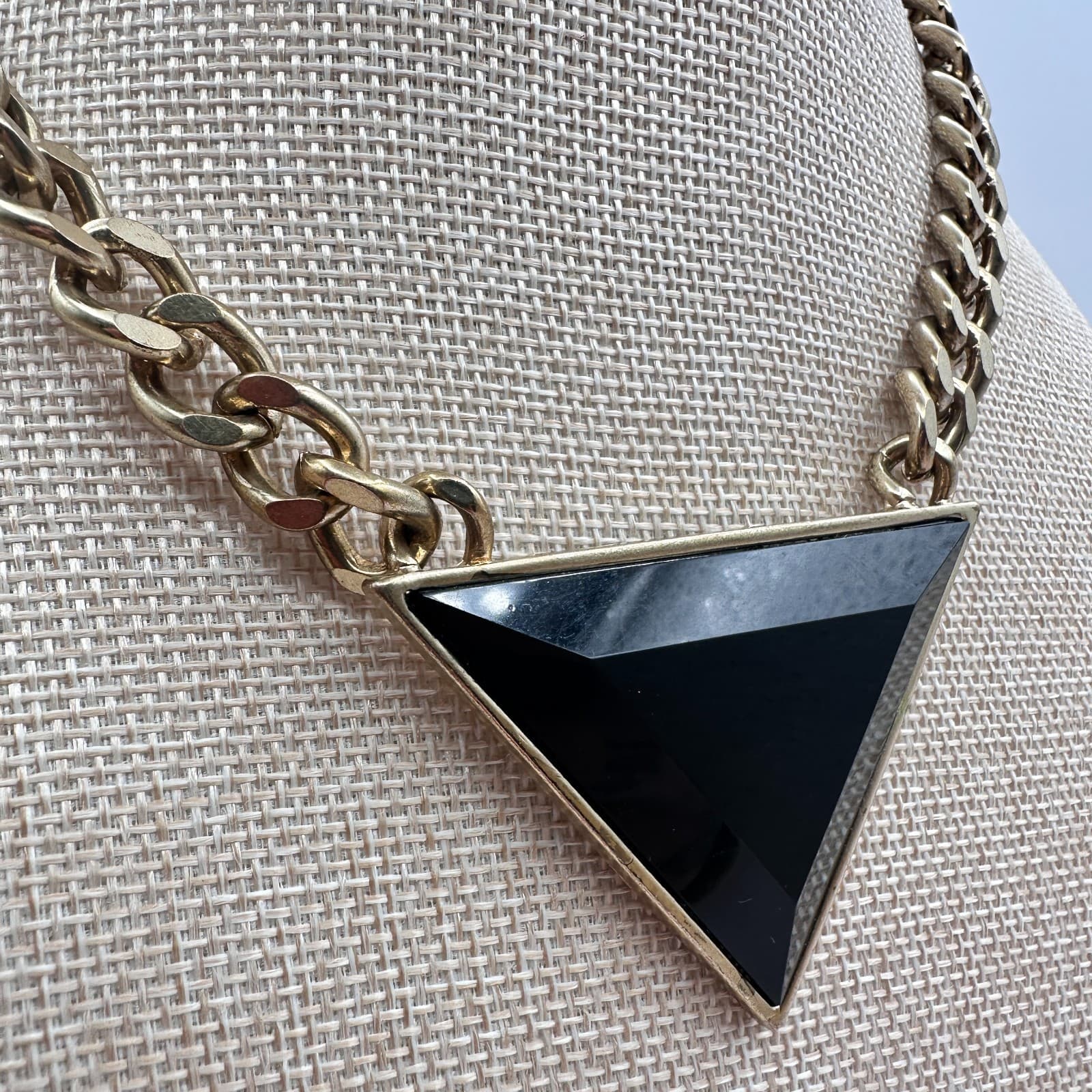 Vintage 90s Curb Chain Black Onyx Triangle Pendant Necklace Gold Tone Jewelry - Thumbnail 5
