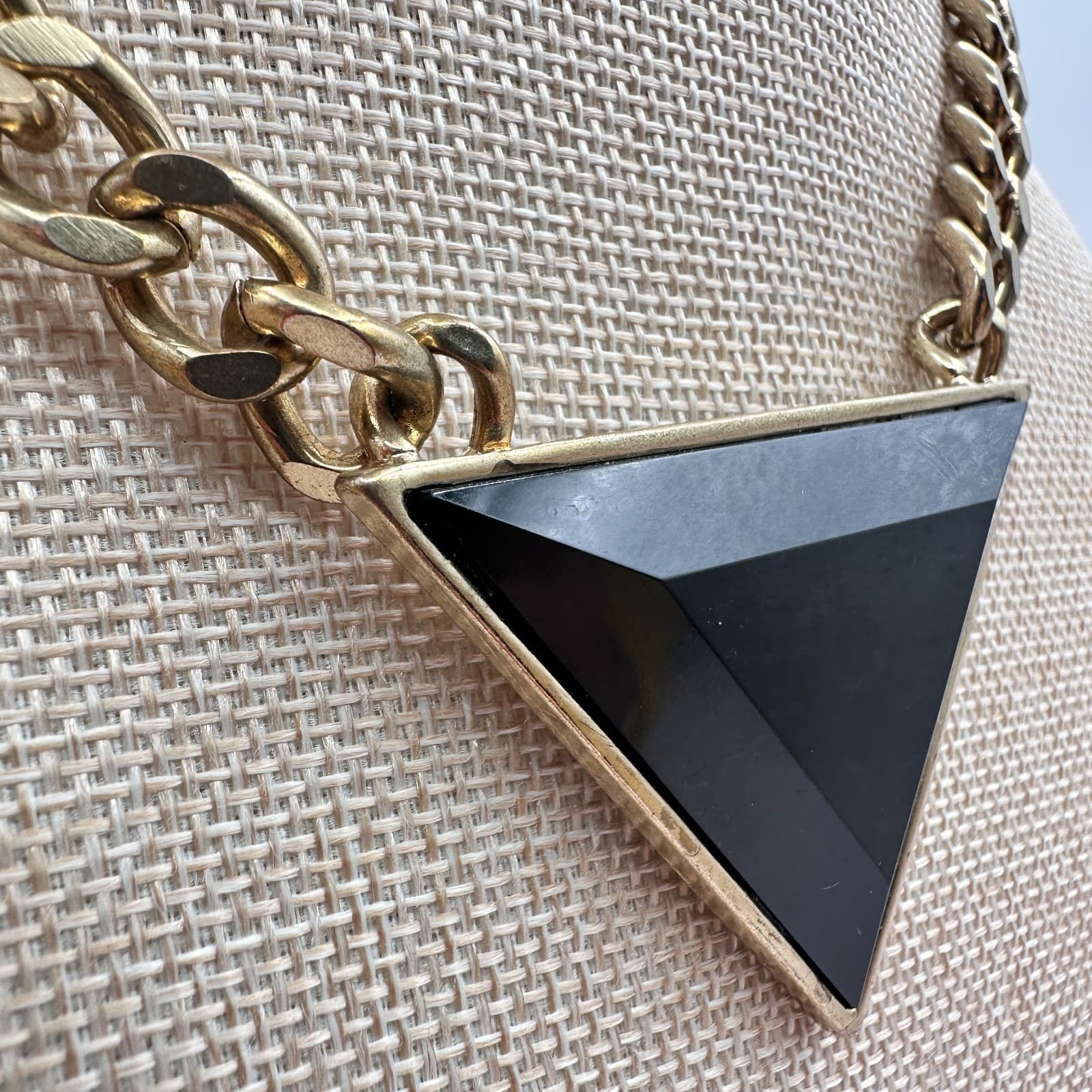 Vintage 90s Curb Chain Black Onyx Triangle Pendant Necklace Gold Tone Jewelry - Thumbnail 7