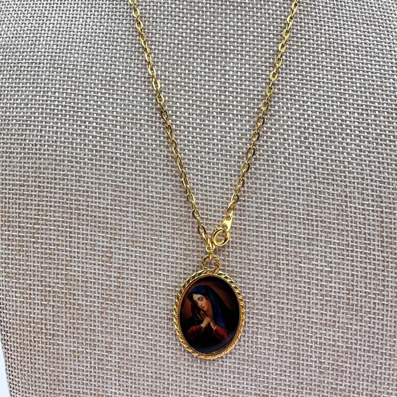Vintage 90s Gold Tone Mater De La Rosa Oval Pendant Necklace Women's Jewelry - Thumbnail 4