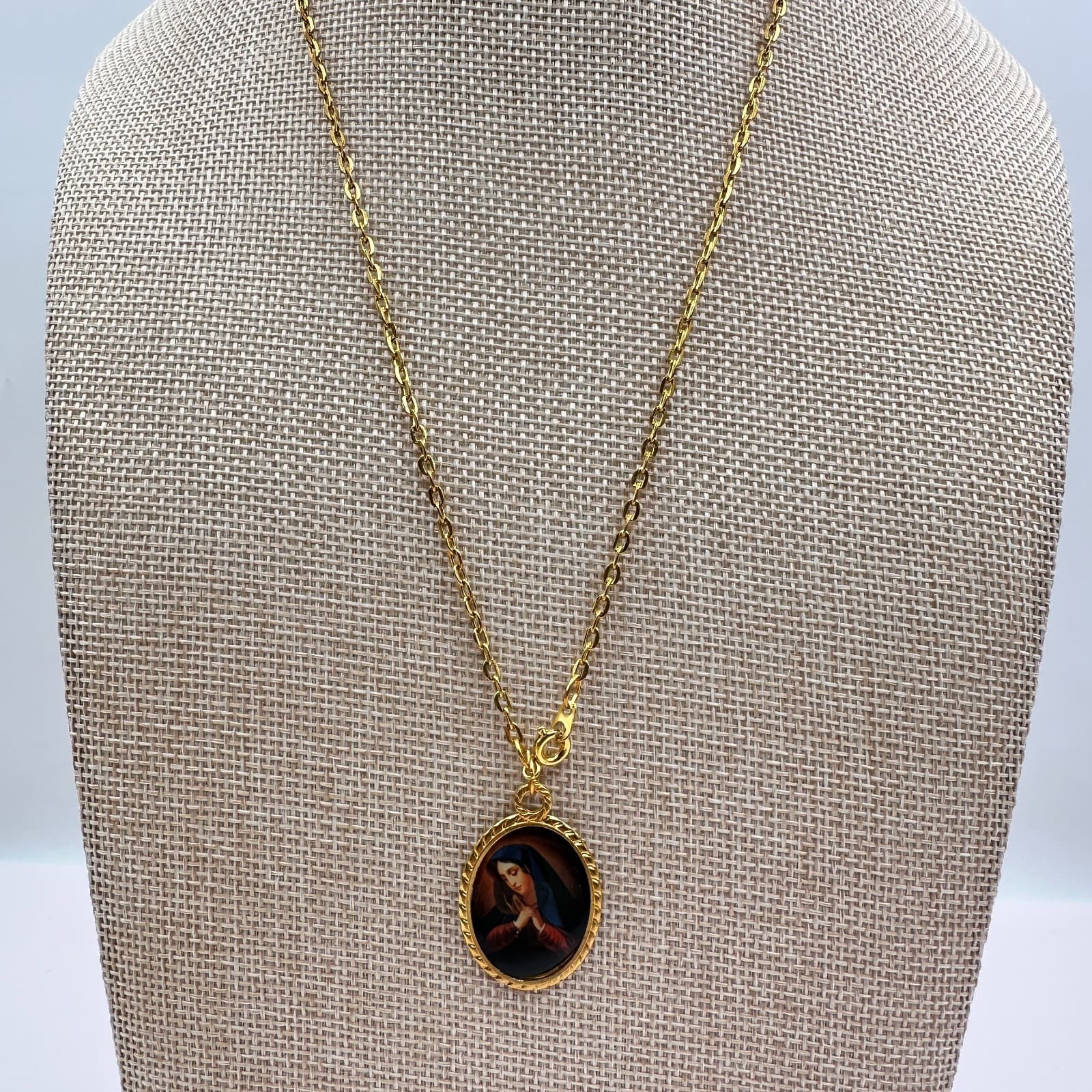 Vintage 90s Gold Tone Mater De La Rosa Oval Pendant Necklace Women's Jewelry - Thumbnail 2