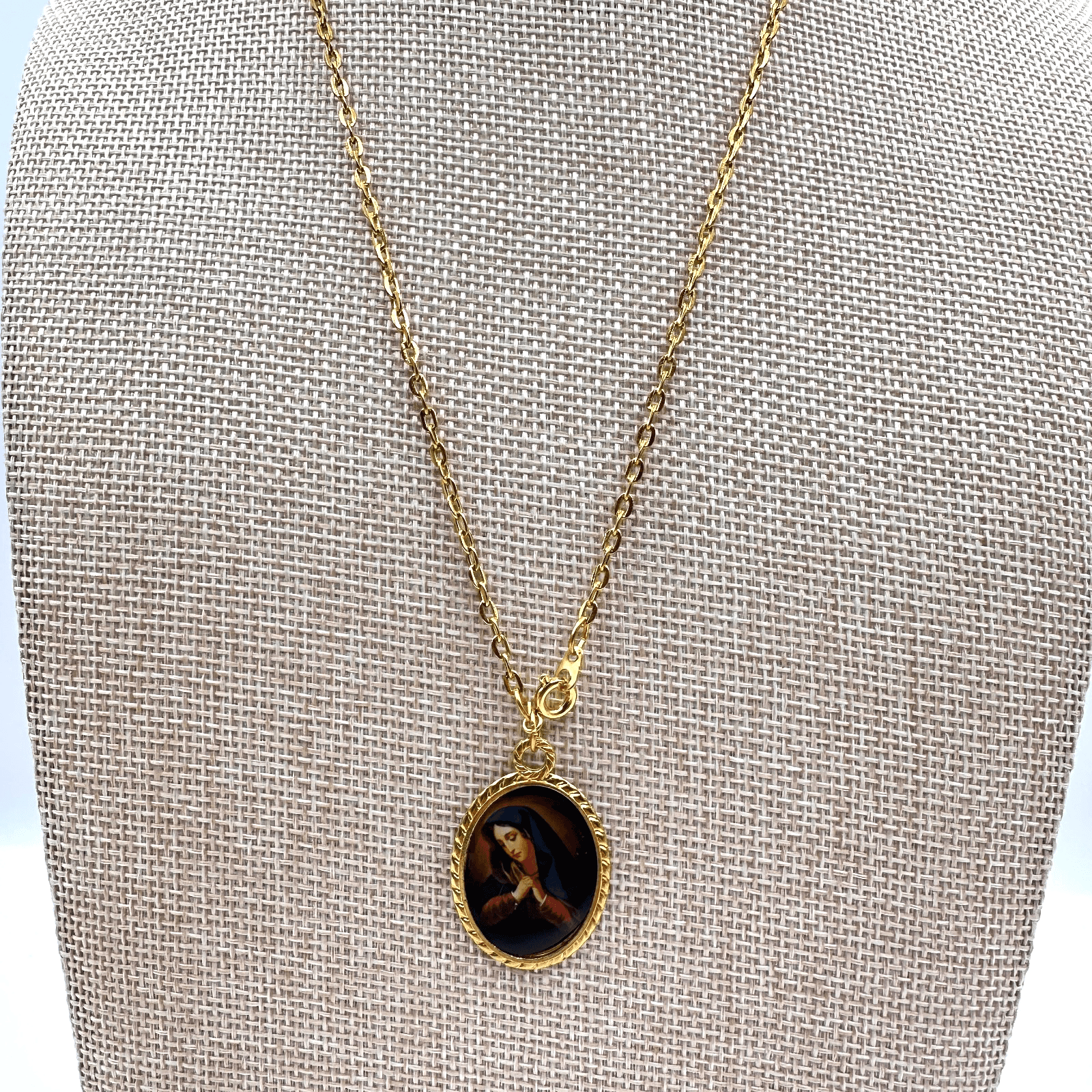 Vintage 90s Gold Tone Mater De La Rosa Oval Pendant Necklace Women's Jewelry - Thumbnail 3