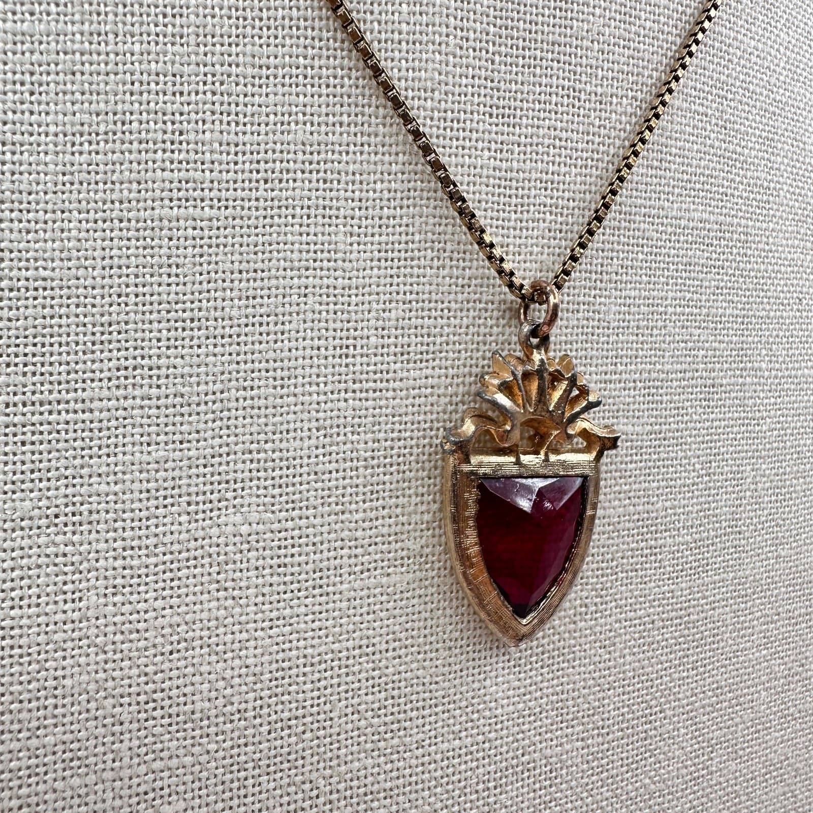 Vintage 80s Gold-Tone Box Chain Red Shield Pendant Necklace Women's Jewelry - Thumbnail 4
