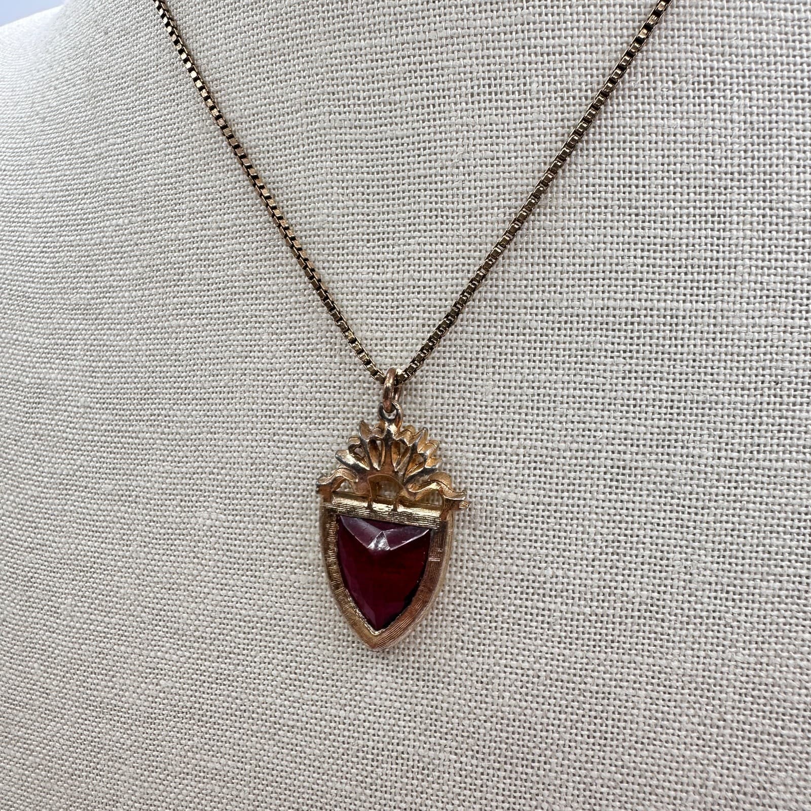 Vintage 80s Gold-Tone Box Chain Red Shield Pendant Necklace Women's Jewelry - Thumbnail 5