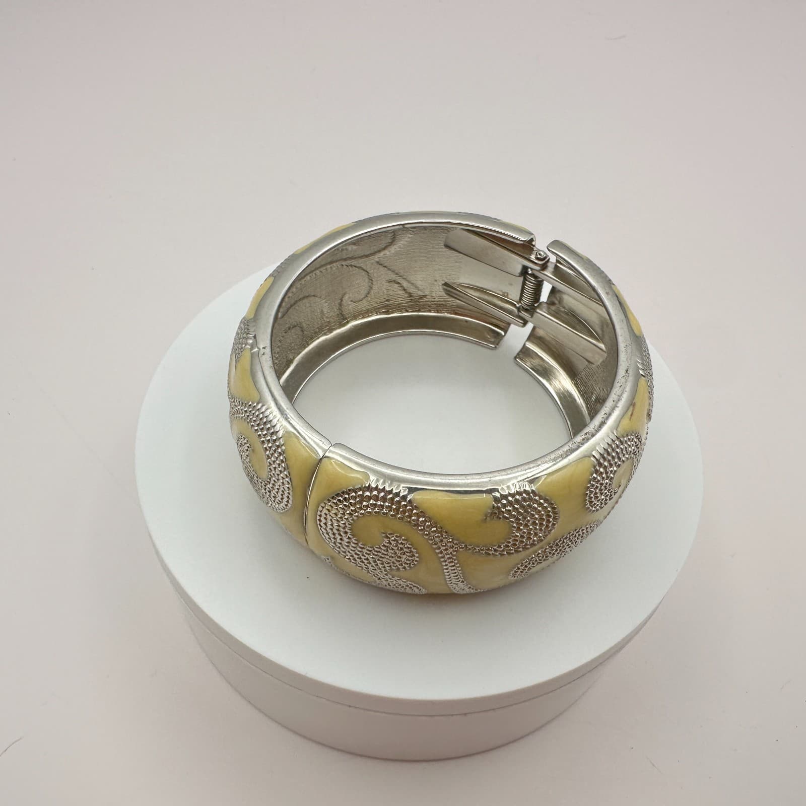 Vintage 90s Yellow Enamel Hinged Bangle Bracelet SilverTone Swirl Chunky Jewelry - Thumbnail 3