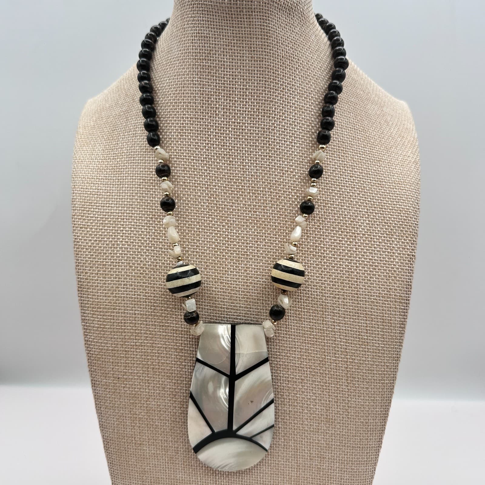 Vintage 80s 90s Mother of Pearl Shell Beaded Geometric Pendant Necklace Jewelry - Thumbnail 4
