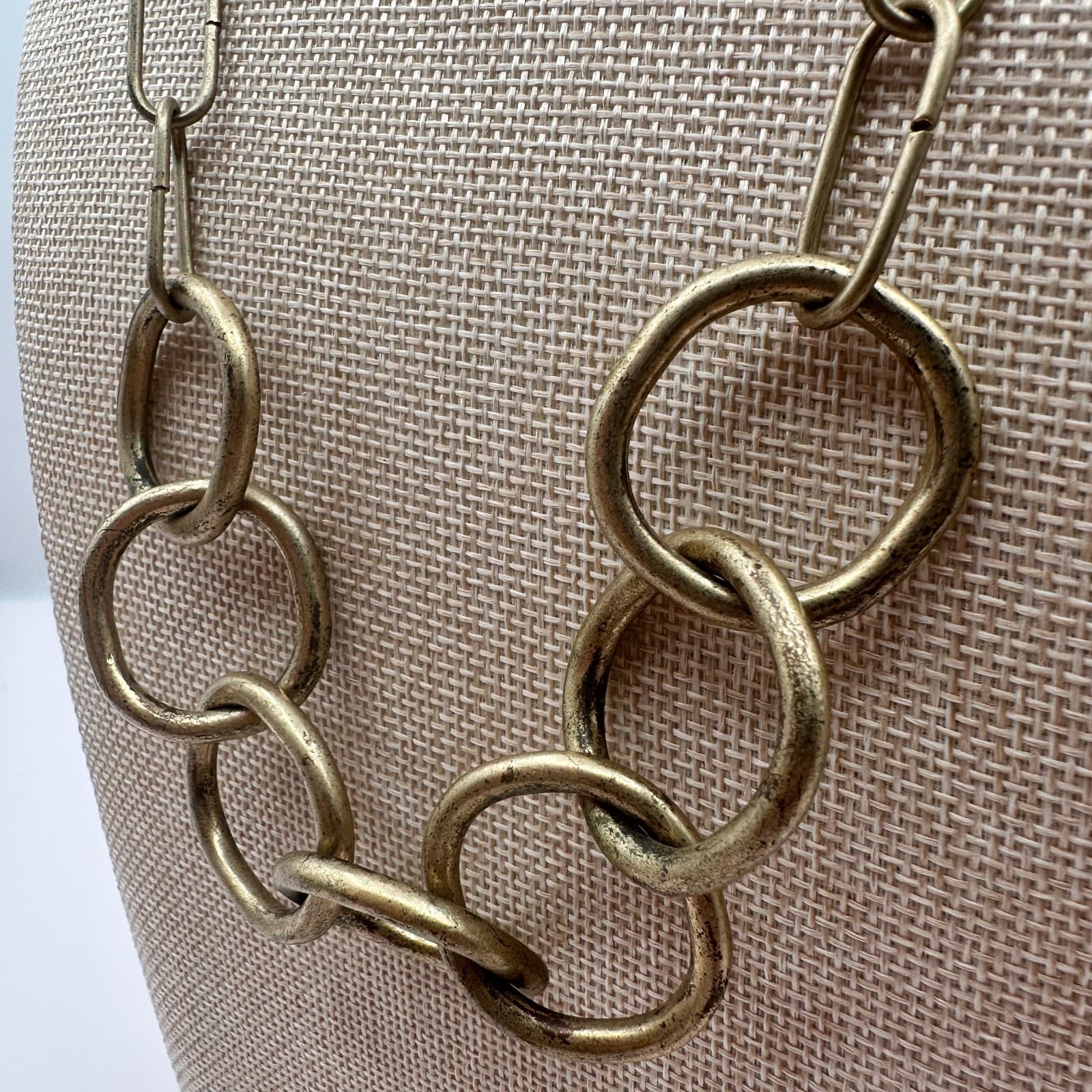 Vintage 90s Chunky Gold Tone Statement Necklace Textured Hoop Links Modernist - Thumbnail 5