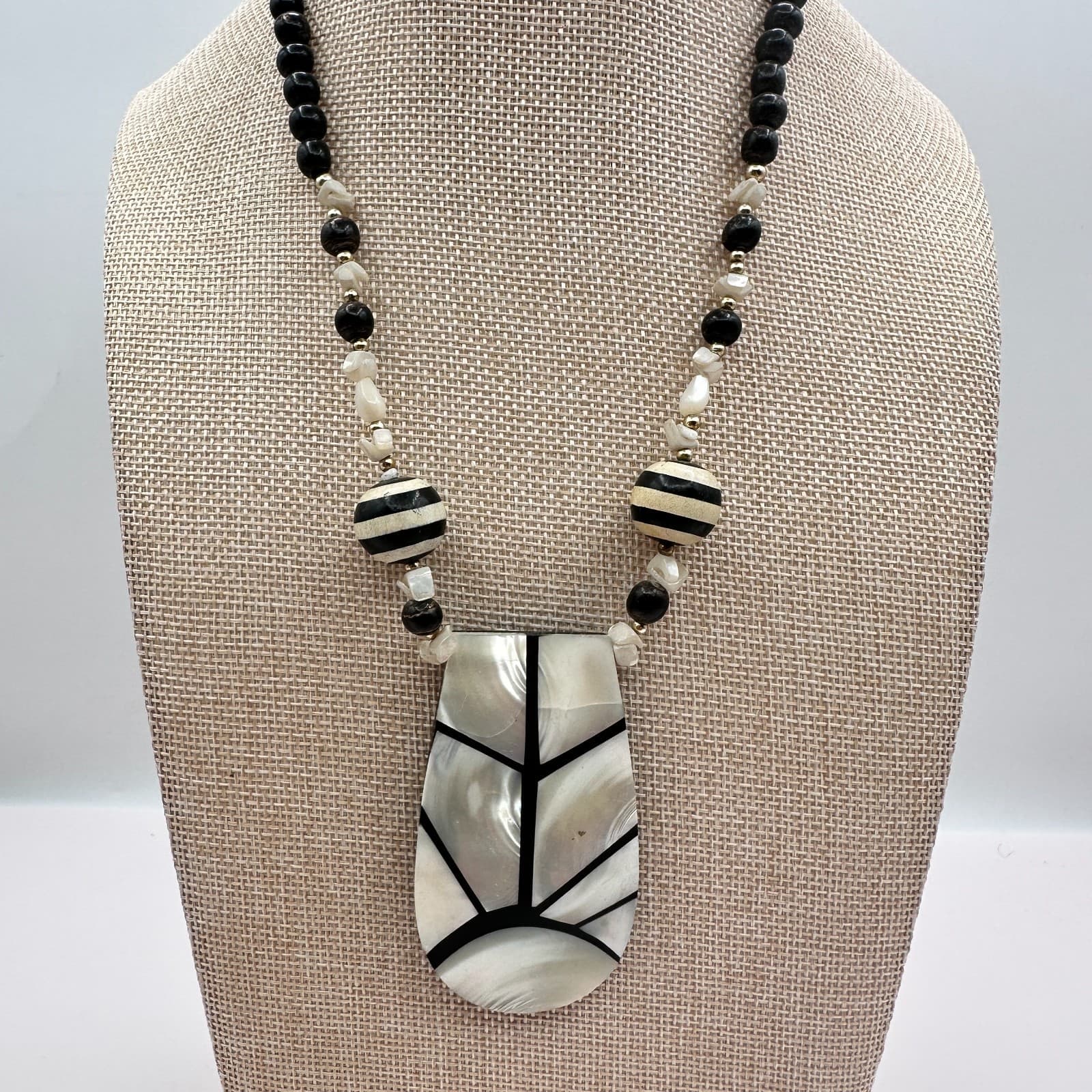 Vintage 80s 90s Mother of Pearl Shell Beaded Geometric Pendant Necklace Jewelry - Thumbnail 3