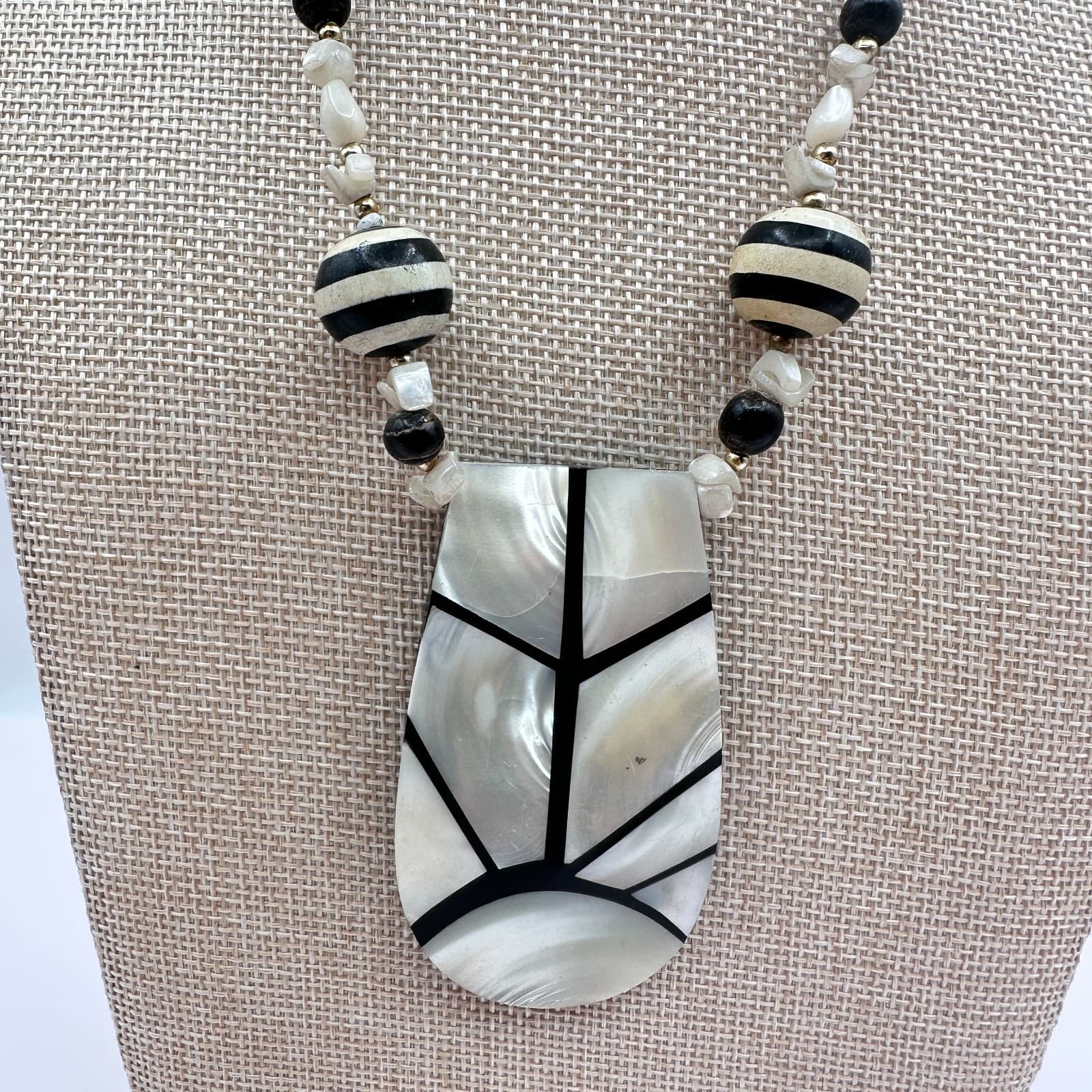 Vintage 80s 90s Mother of Pearl Shell Beaded Geometric Pendant Necklace Jewelry - Thumbnail 6