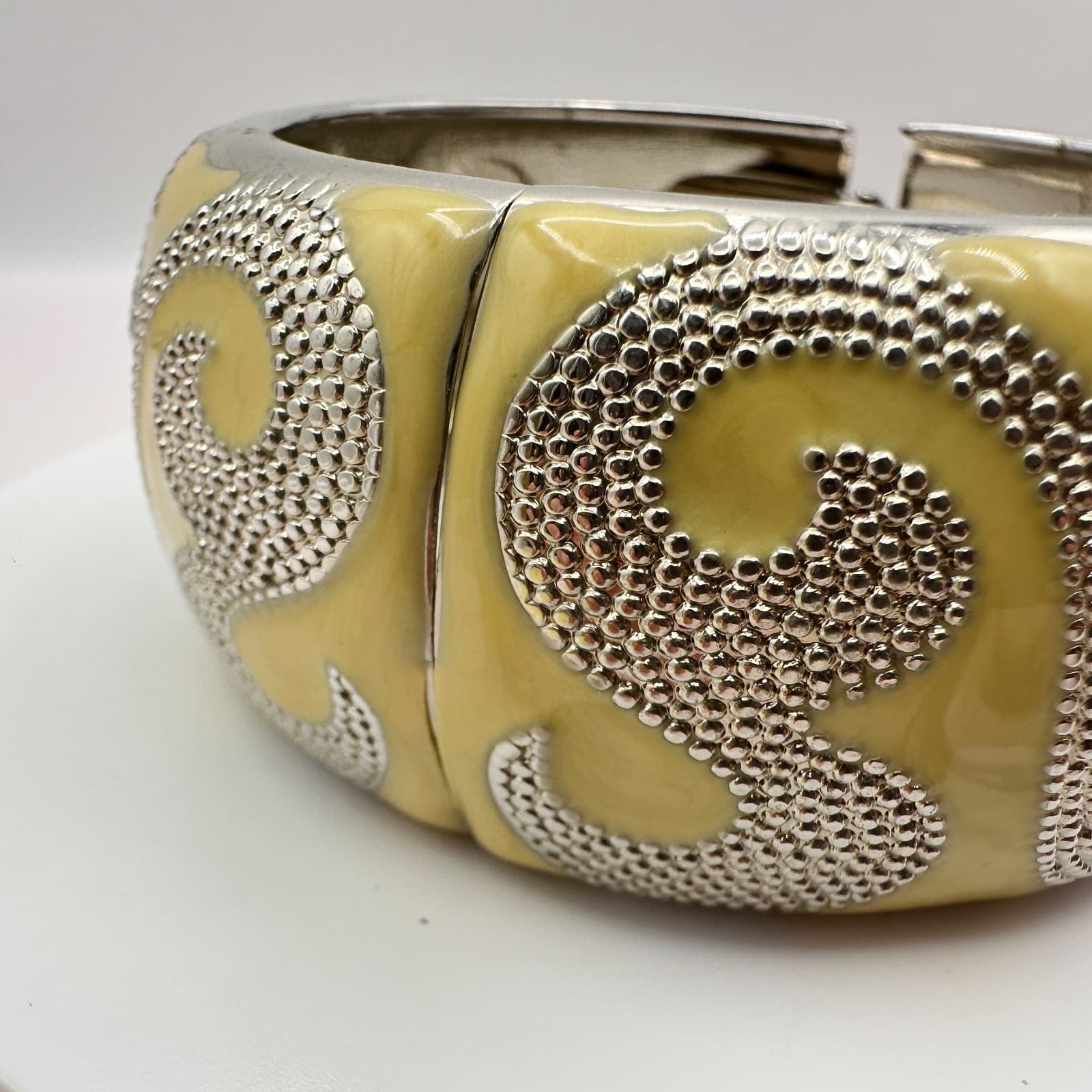 Vintage 90s Yellow Enamel Hinged Bangle Bracelet SilverTone Swirl Chunky Jewelry - Thumbnail 6