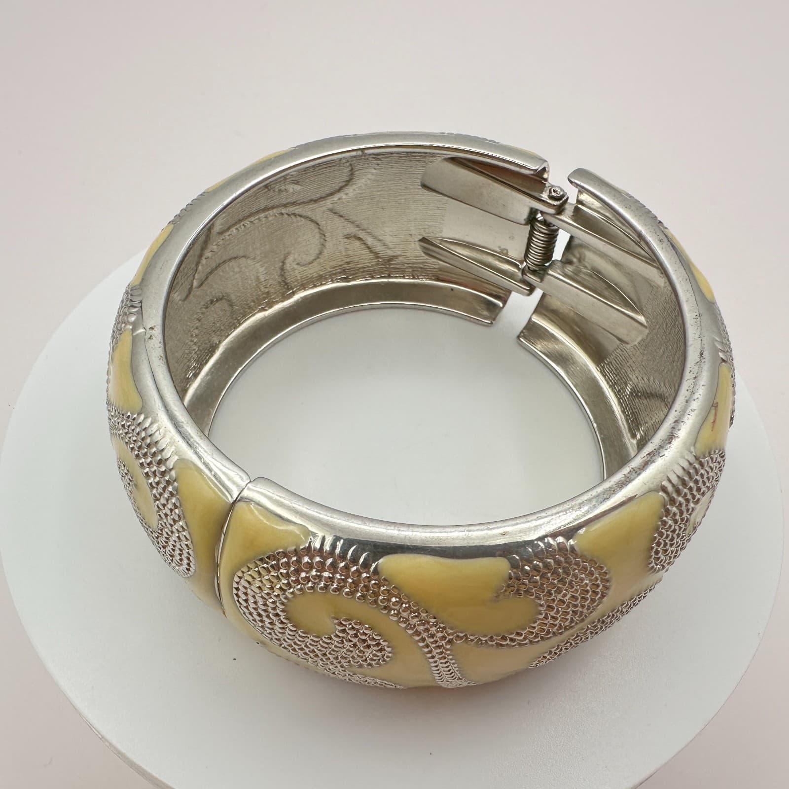 Vintage 90s Yellow Enamel Hinged Bangle Bracelet SilverTone Swirl Chunky Jewelry - Thumbnail 4