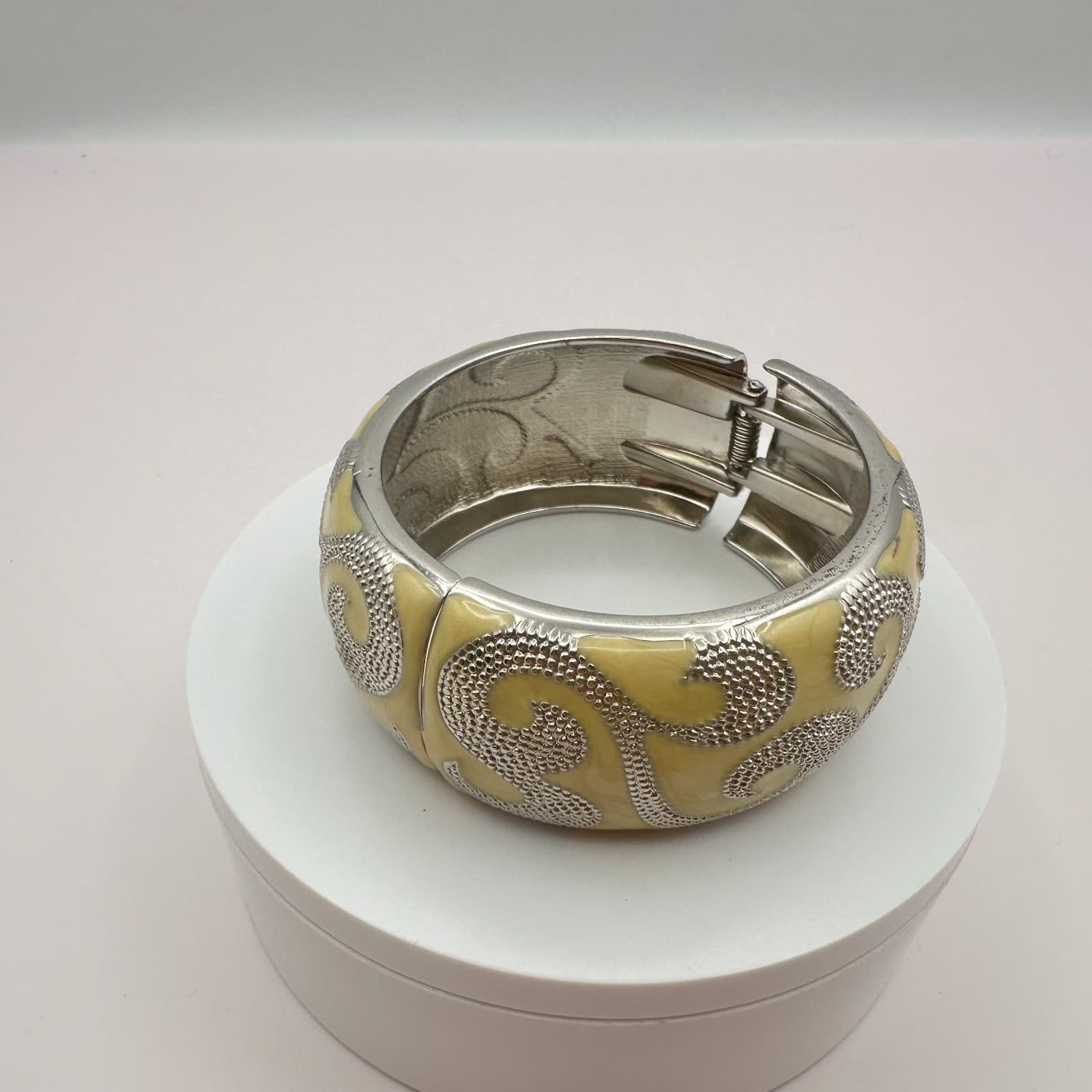Vintage 90s Yellow Enamel Hinged Bangle Bracelet SilverTone Swirl Chunky Jewelry - Thumbnail 2
