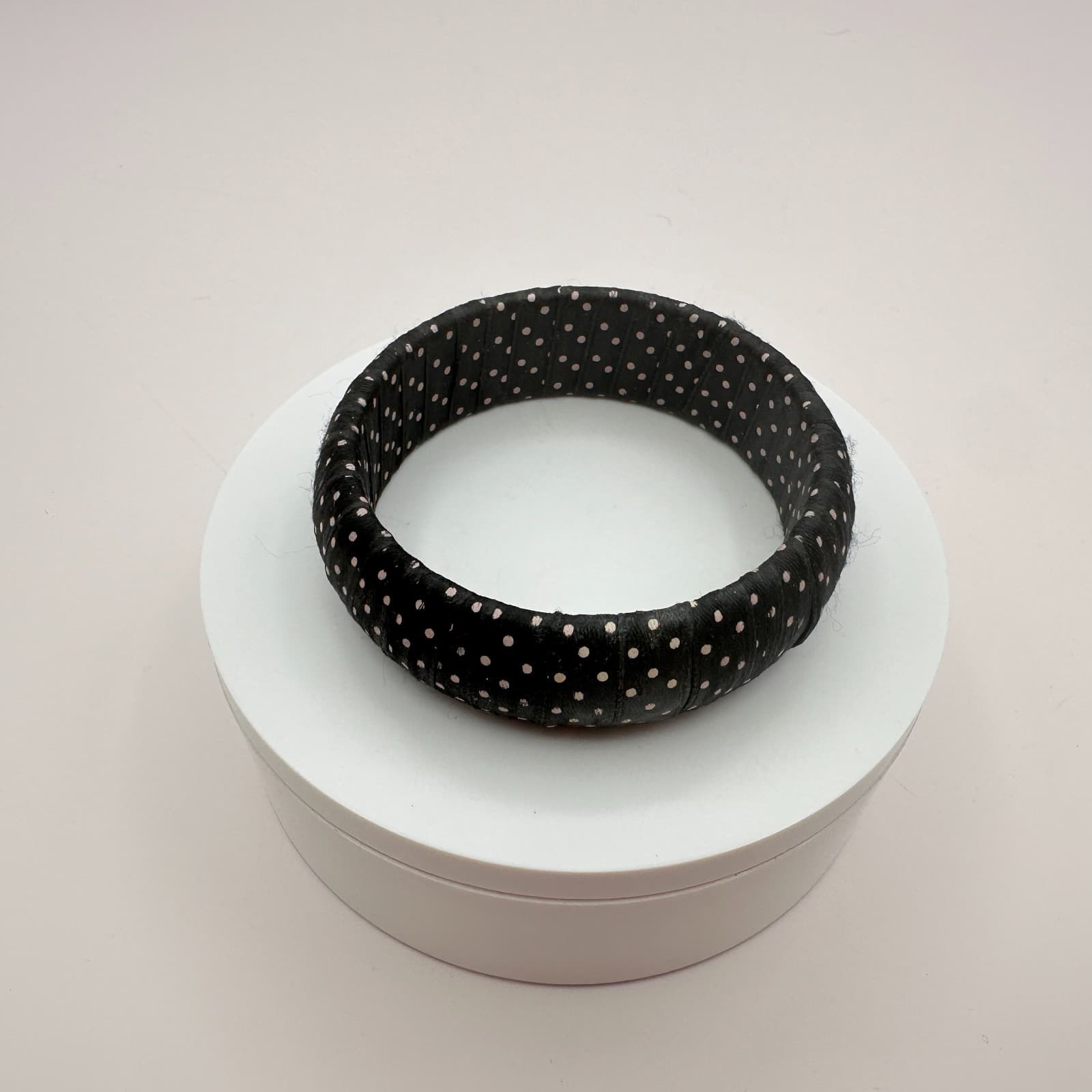Vintage 90s Black White Polka Dot Ribbon Wrapped Bangle Bracelet Retro Jewelry - Thumbnail 2