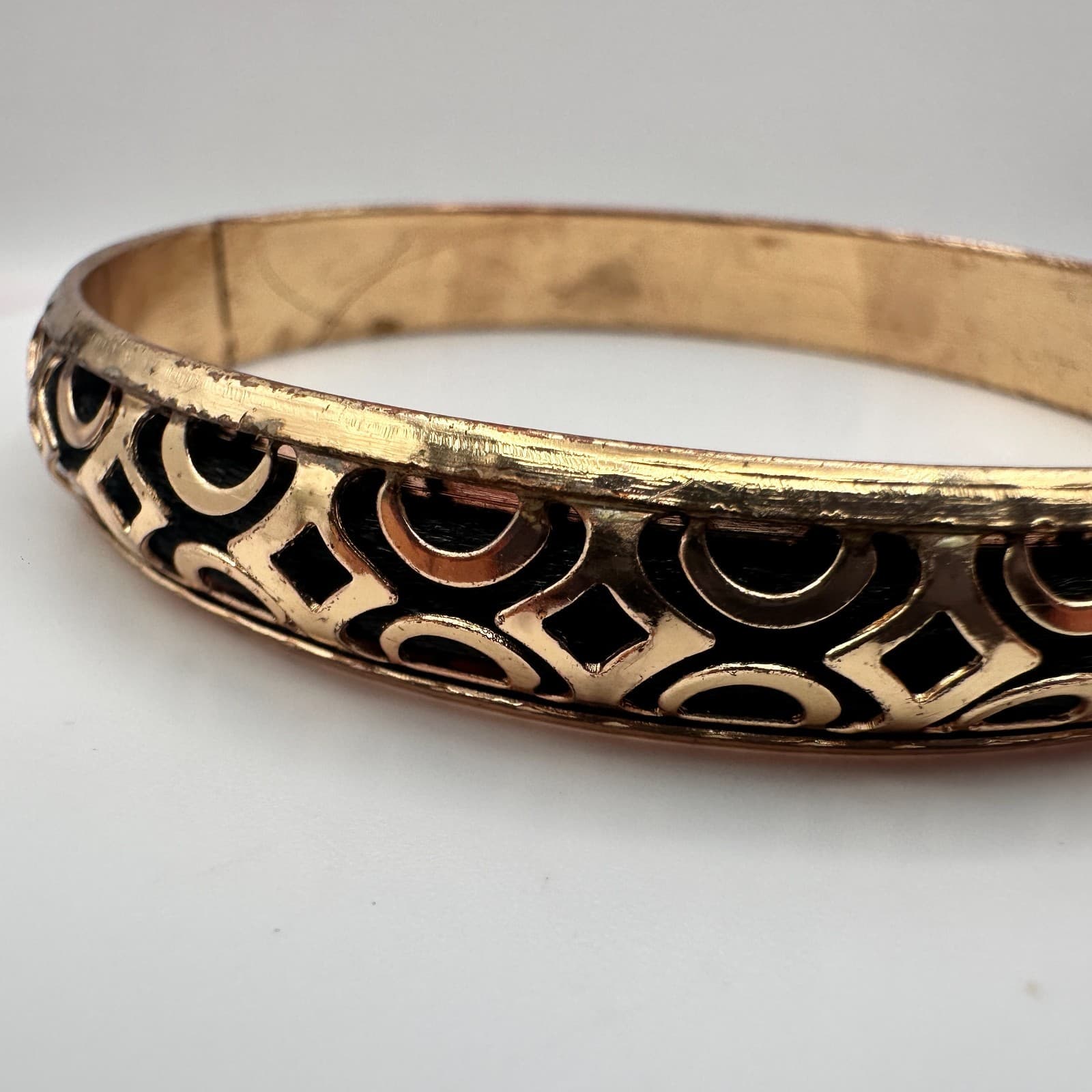 Vintage 80s Gold Tone Cutout Bangle Bracelet Geometric Art Deco Fashion Jewelry - Thumbnail 4